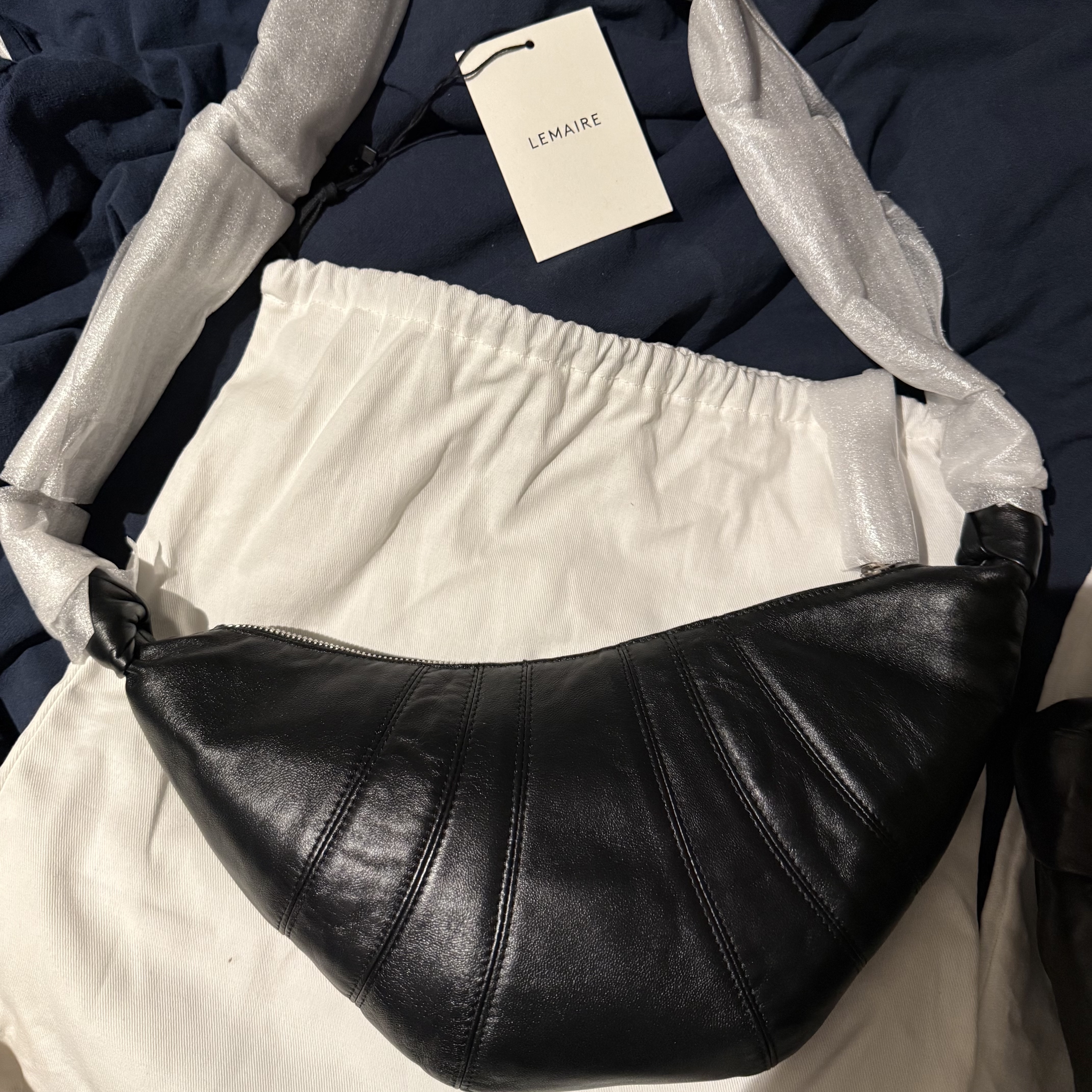 Lemaire Small Croissant Bag Soft Nappa Leather Black 착용 스타일