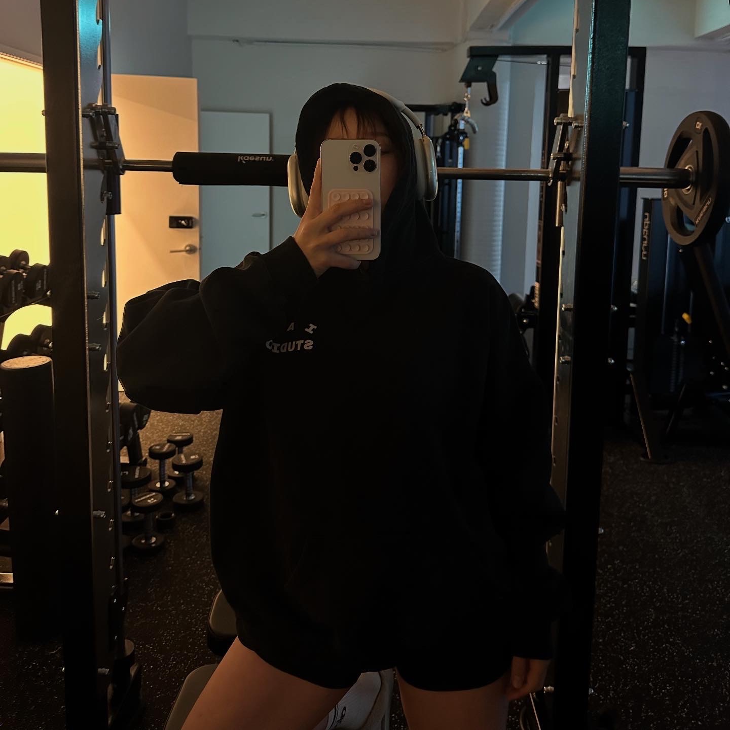 Apple AirPods Max Lightning Silver (Korean Ver.), IAB Studio Hoodie Black 착용 스타일