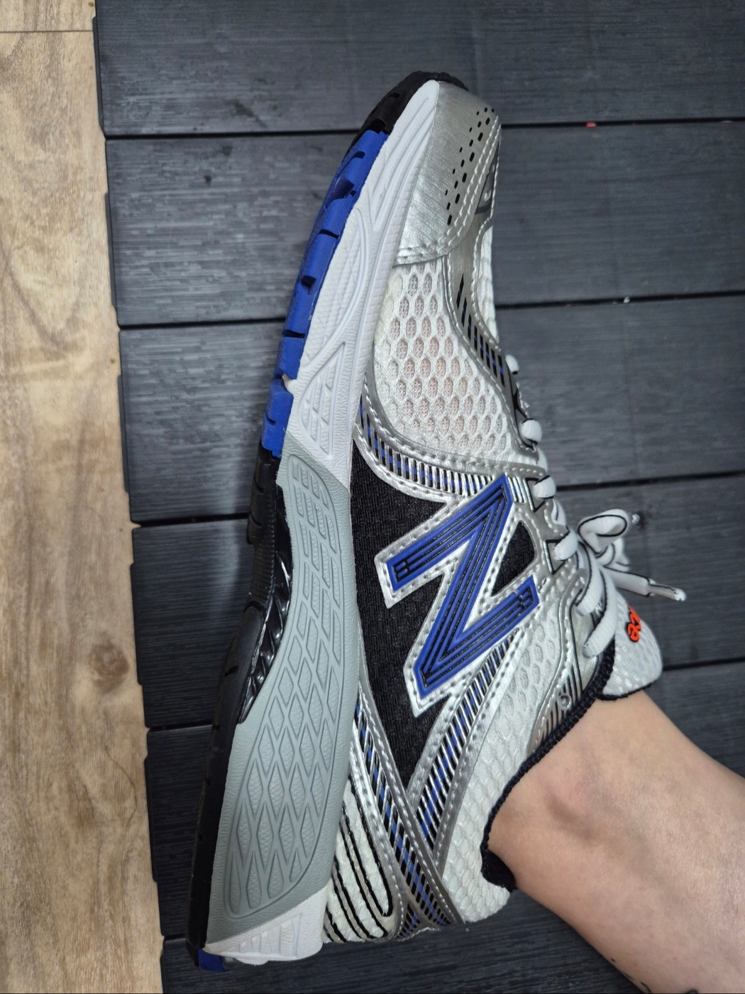 New Balance 860v2 Metallic Silver 착용 스타일