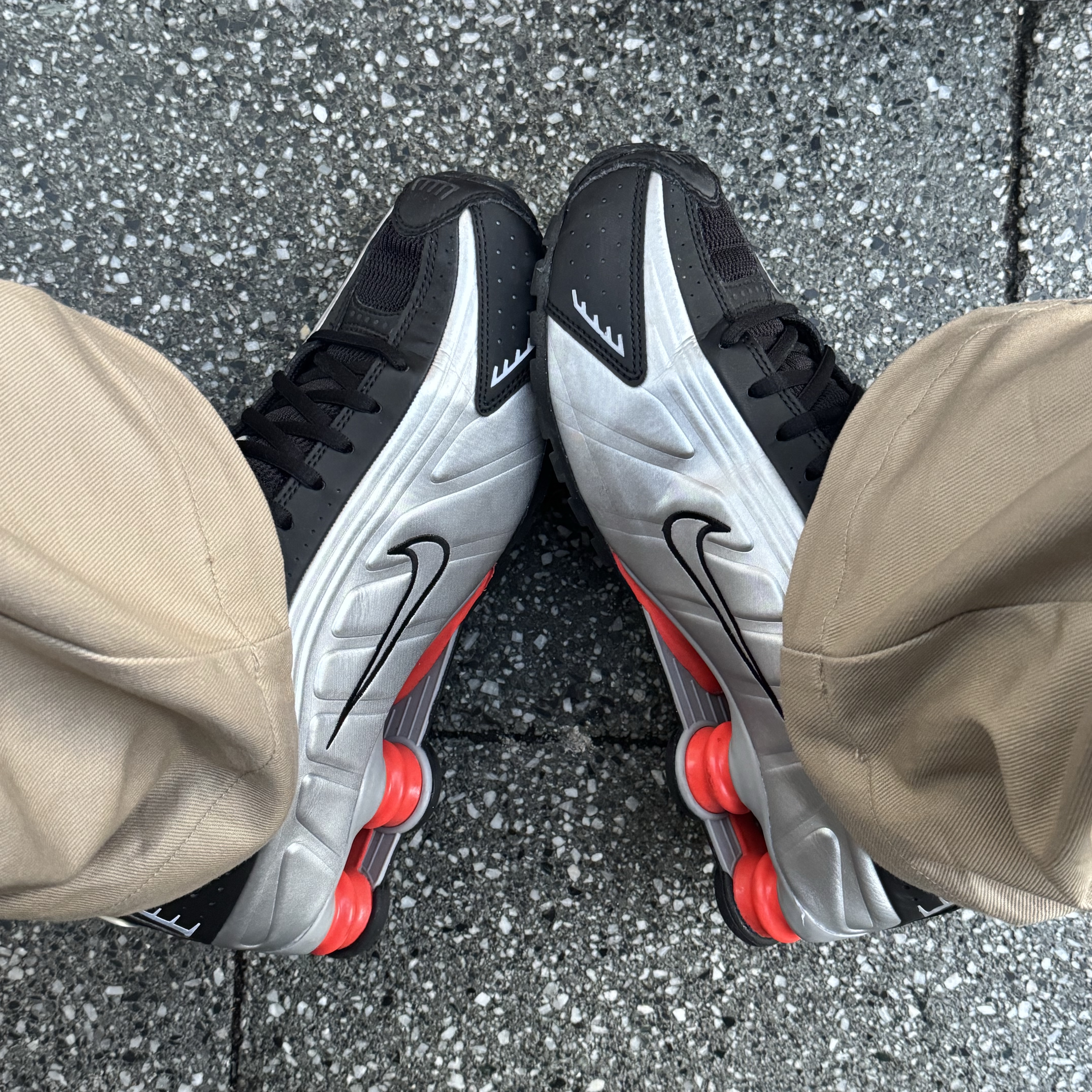 Nike Shox R4 Metallic Silver Red 착용 스타일