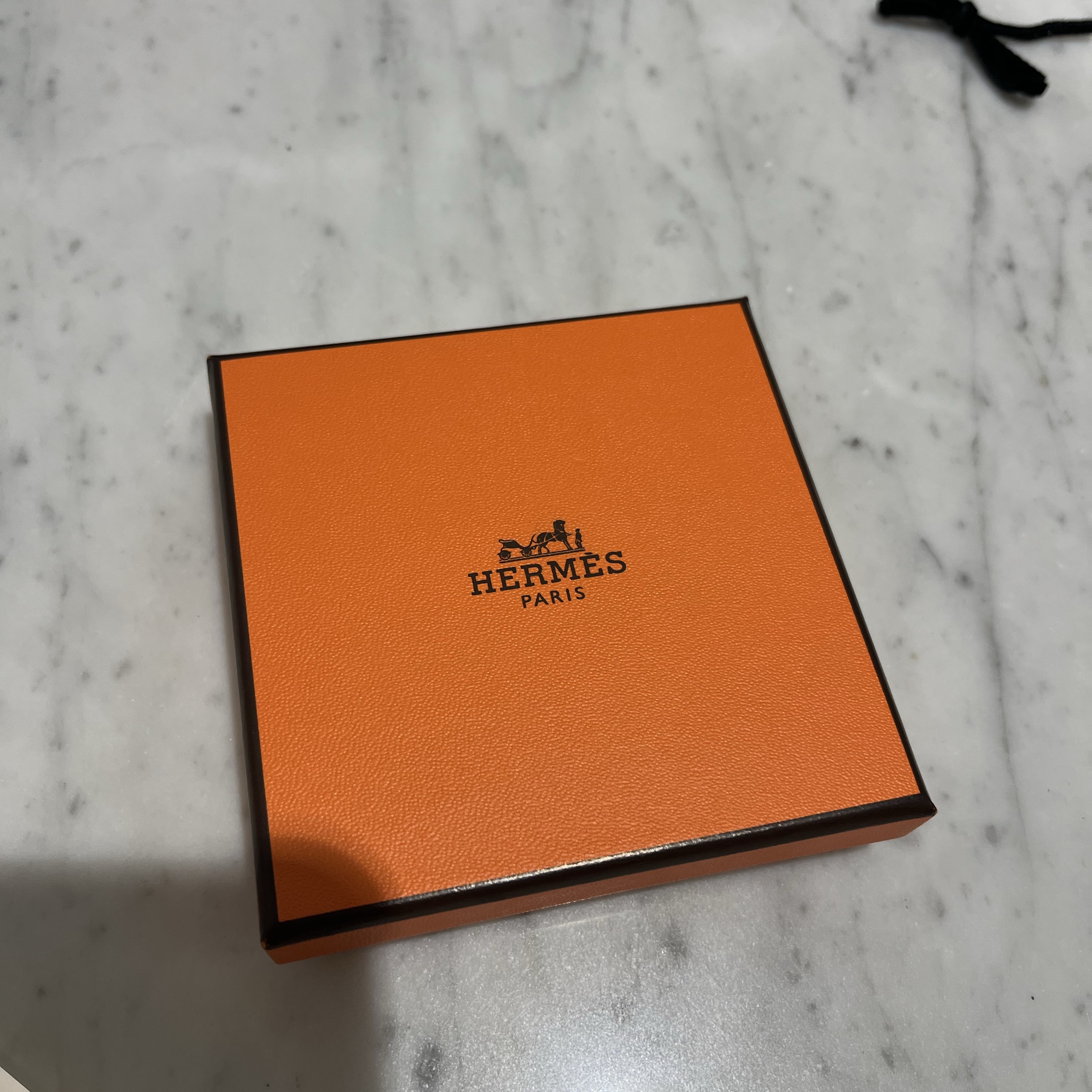 (W) 에르메스 클릭아슈 브레이슬릿 로즈 골드 하드웨어 & 블랑 착용 스타일 - 3