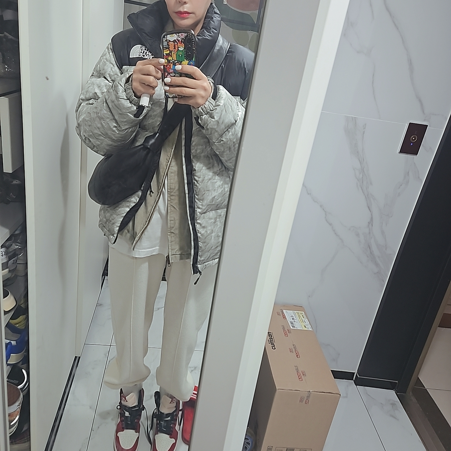 Jordan 1 Retro High OG Black Toe, Lemaire Small Croissant Bag Soft Nappa Leather Black 착용 스타일 - 1