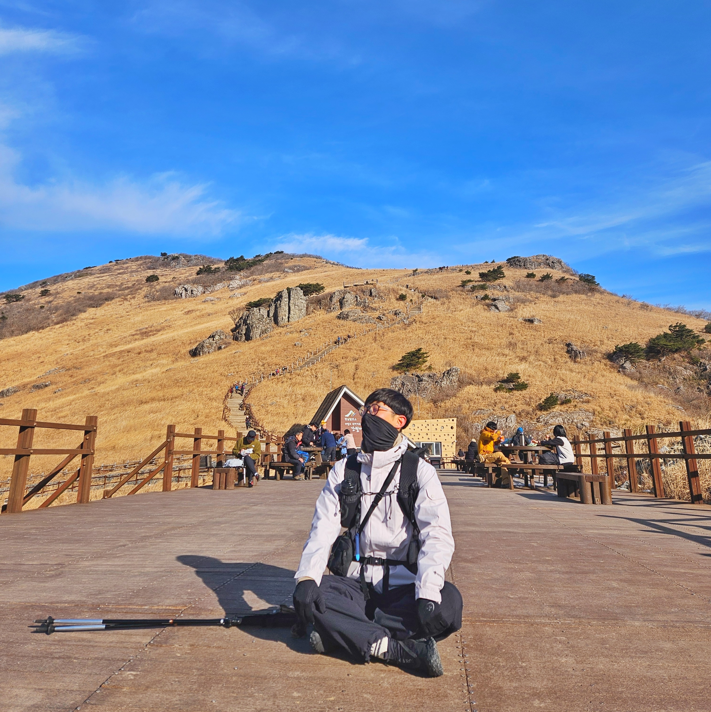 Nike ACG Sun Farer Jacket Khaki Summit White - Asia, Nike ACG Smith Summit Cargo Pants Black Anthracite - Asia 착용 스타일 - 3