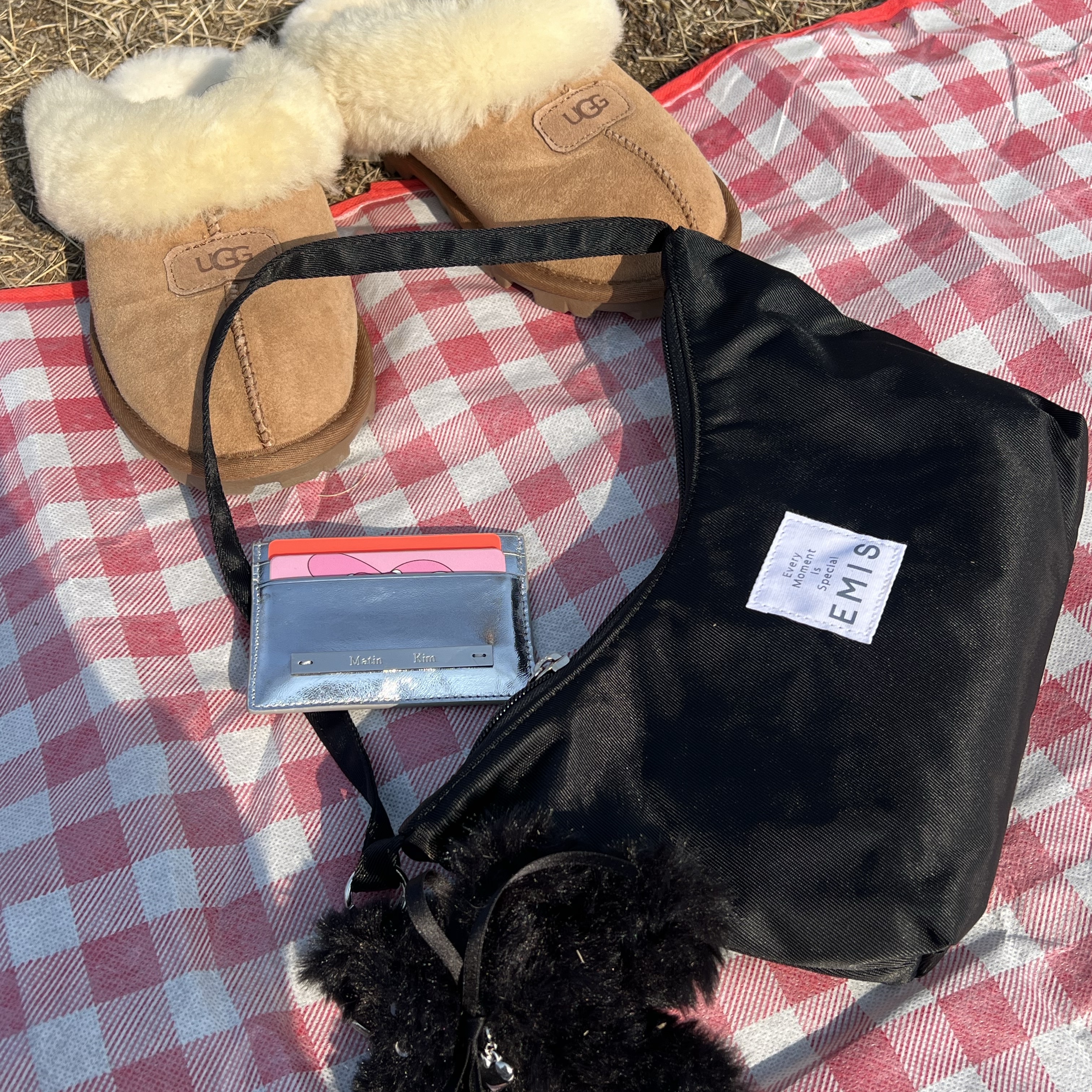 Matin Kim Vintage Card Wallet Silver, Emis Emis Hobo Bag Black 착용 스타일