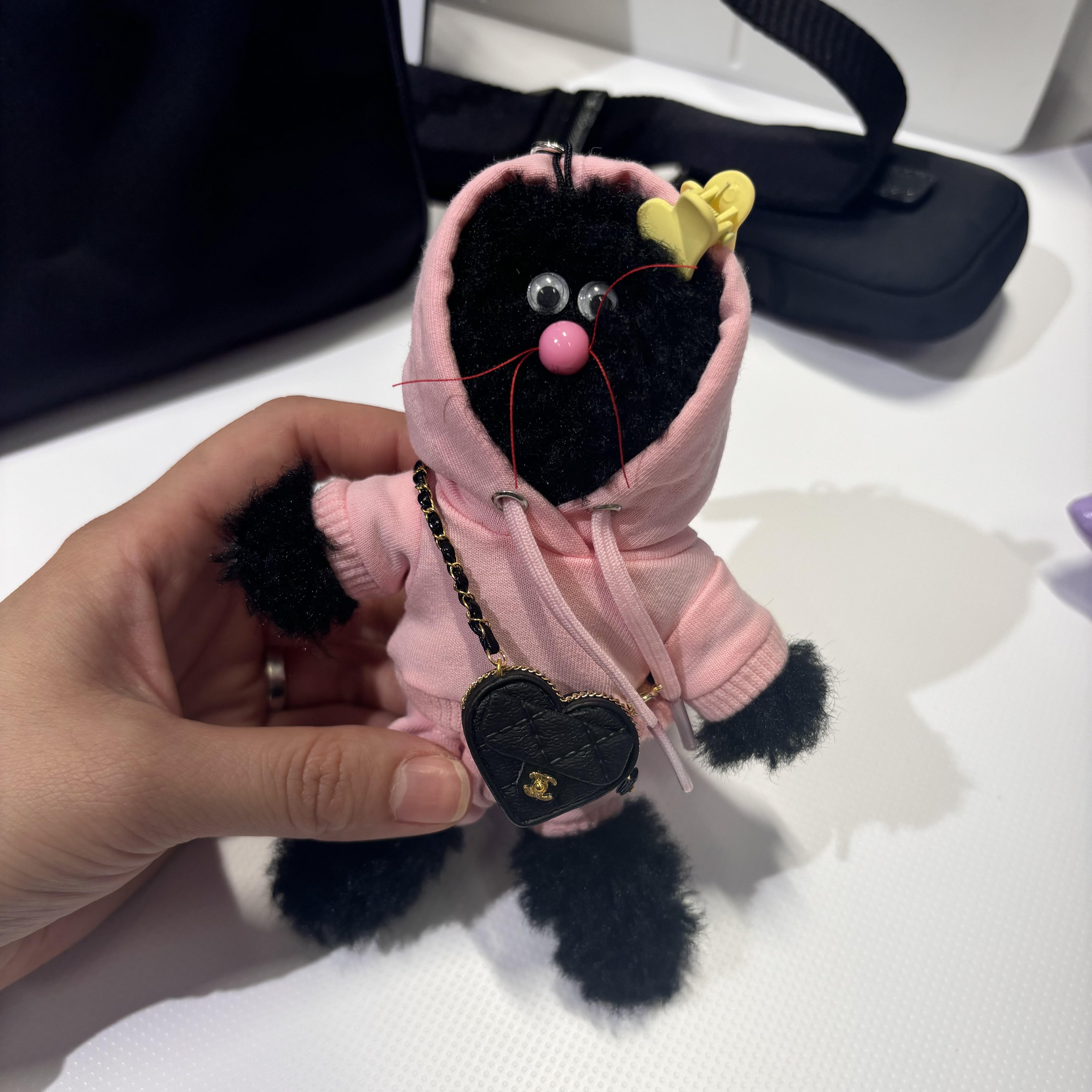 Monamhee Beulpingi Keyring with White Pants Black 착용 스타일
