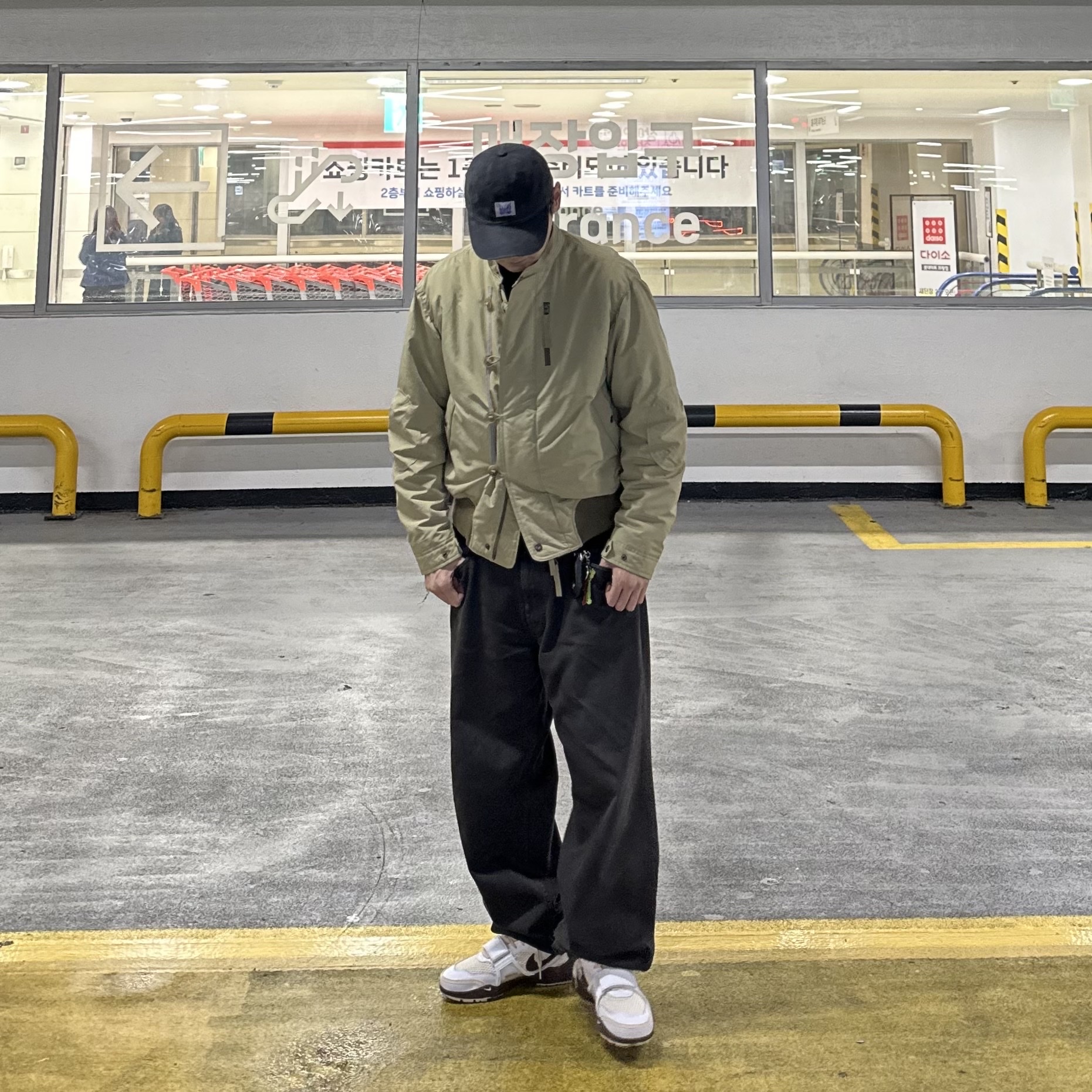 Nike x Travis Scott Zoom Field Jaxx White and Light Chocolate, Needles 16oz Cotton Canvas Workers Cap Black 착용 스타일 - 2