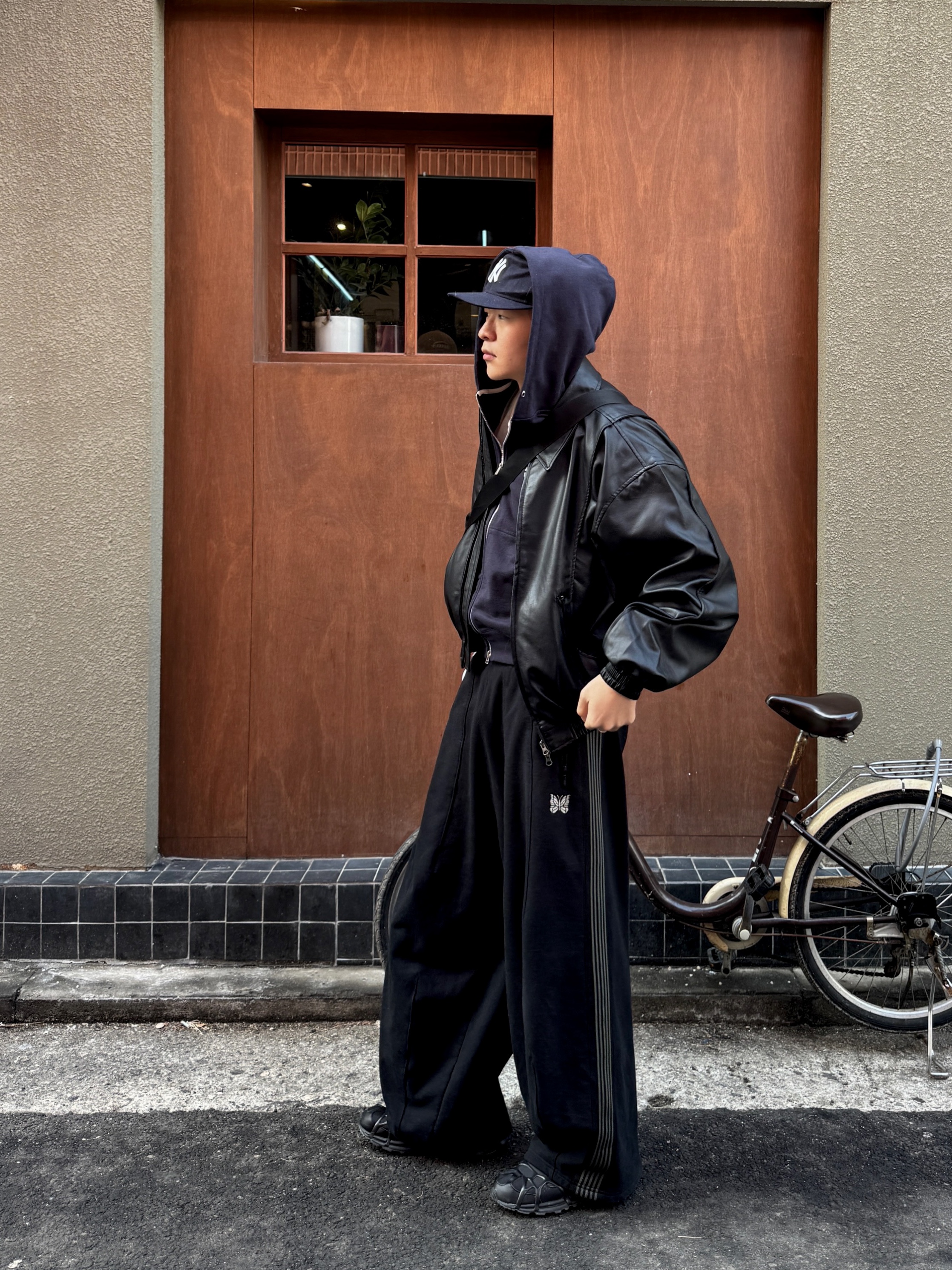 Nike Air Kukini Triple Black, Needles x LHP H.D. Track Pants Black 착용 스타일 - 6
