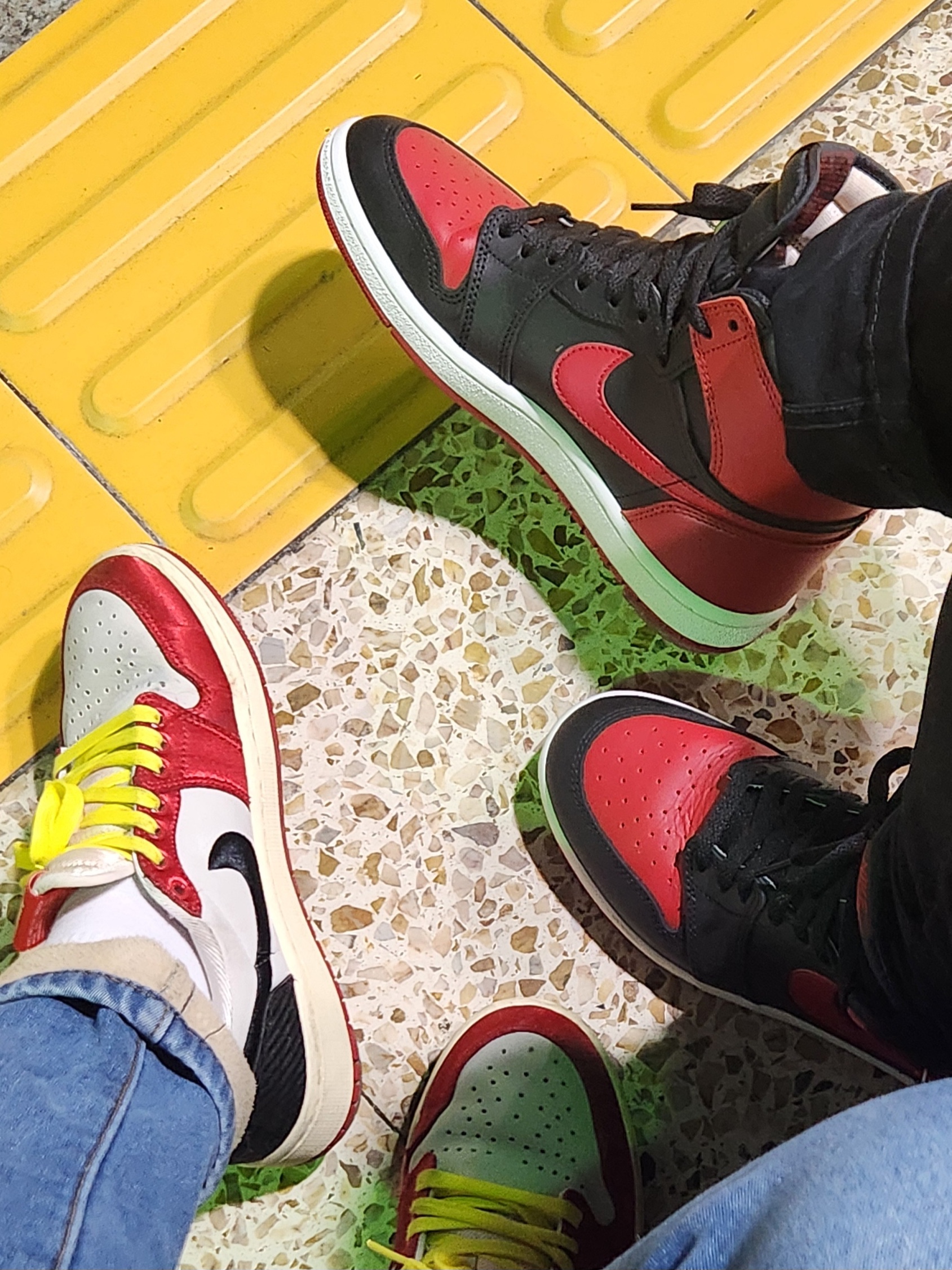 Jordan 1 High 85 Bred, Jordan 1 x Trophy Room Retro Low OG SP Sail Varsity Red 착용 스타일 - 1