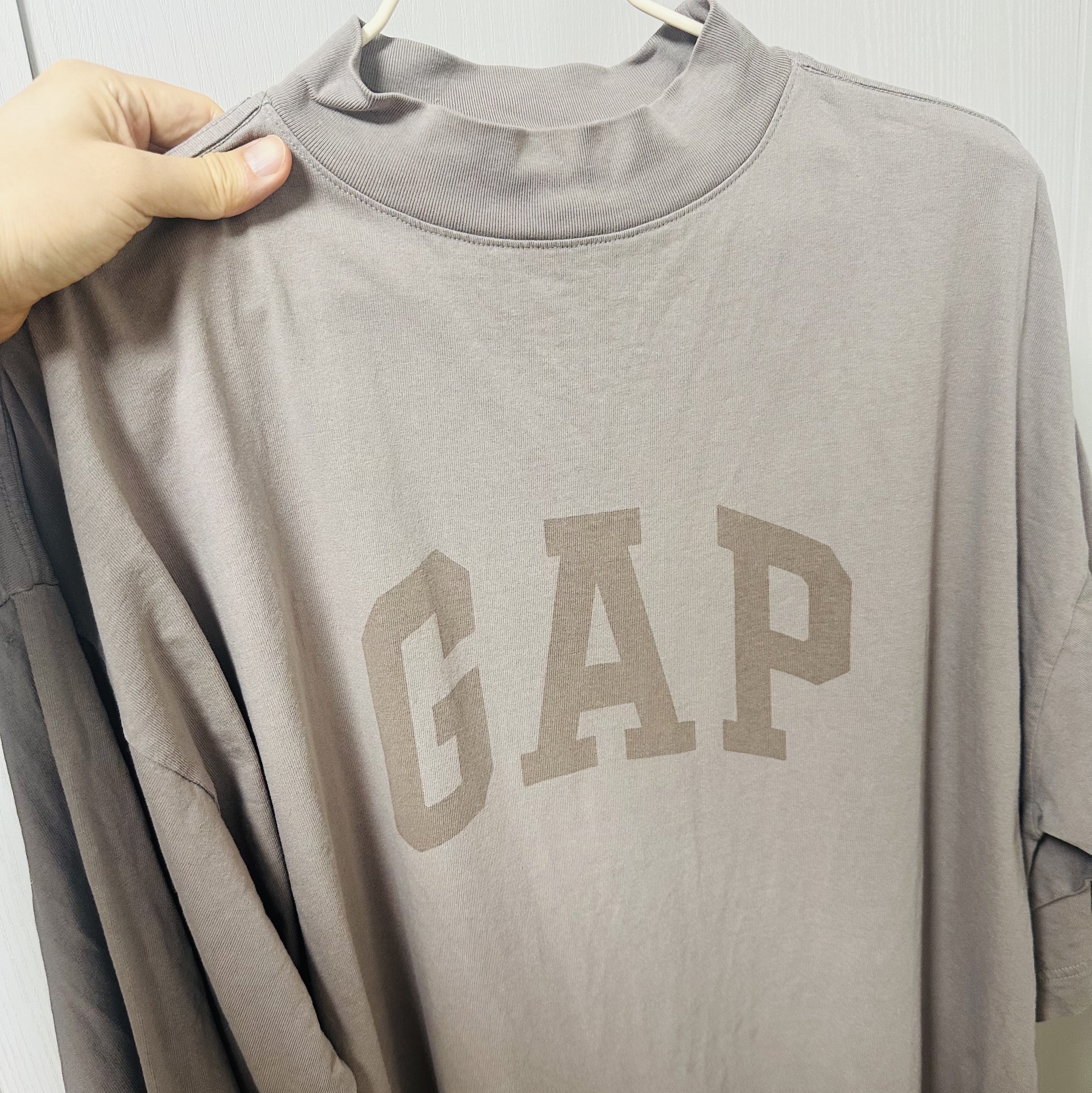 Yeezy Gap Engineered By Balenciaga Dove 3/4 Sleeve T-Shirt Grey 착용 스타일