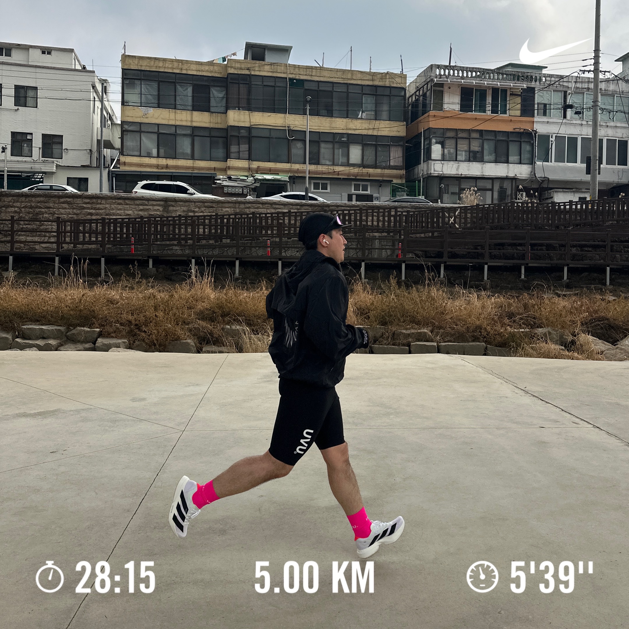 UVU Running Sock Pink, UVU Ultralight Windbreaker Black 착용 스타일 - 1