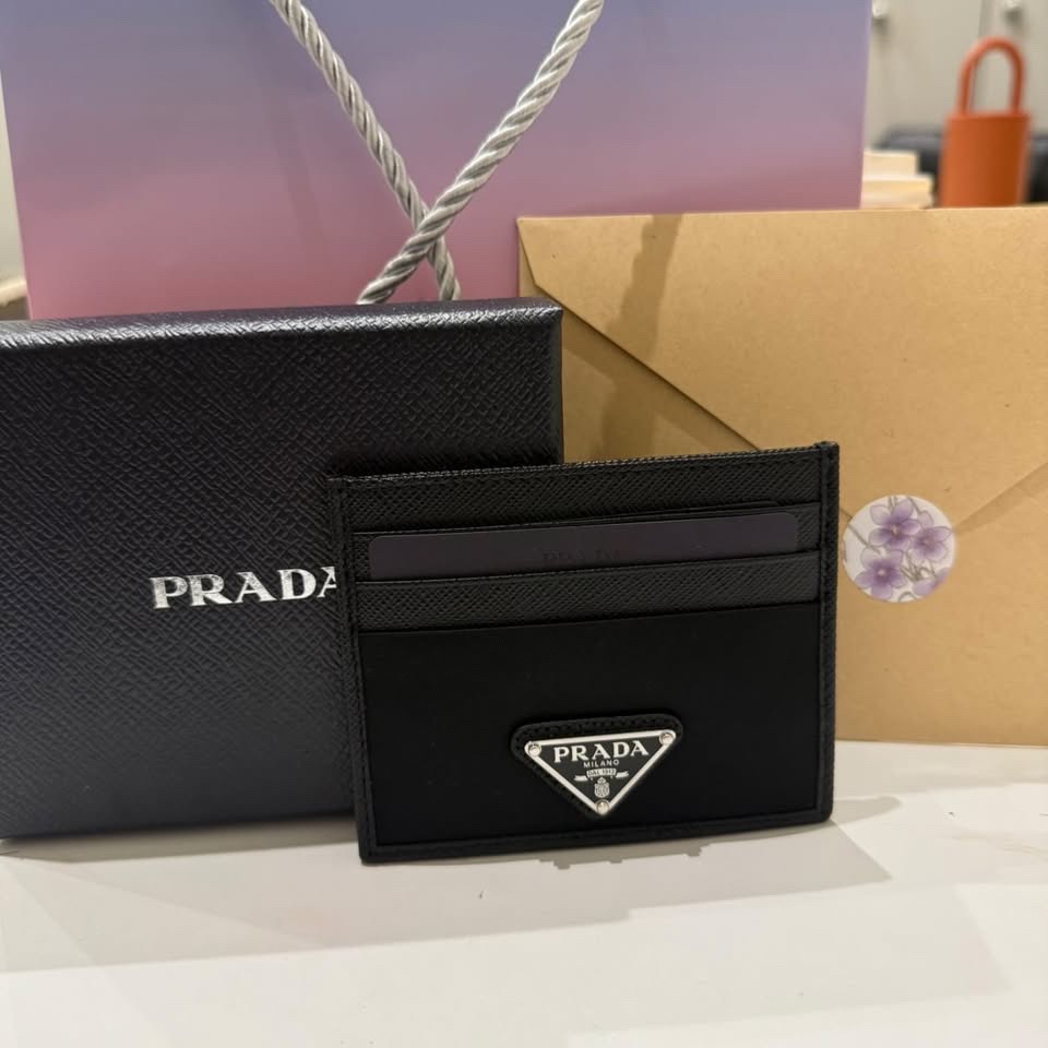 Prada Re-Nylon Saffiano Leather Card Holder Black 착용 스타일