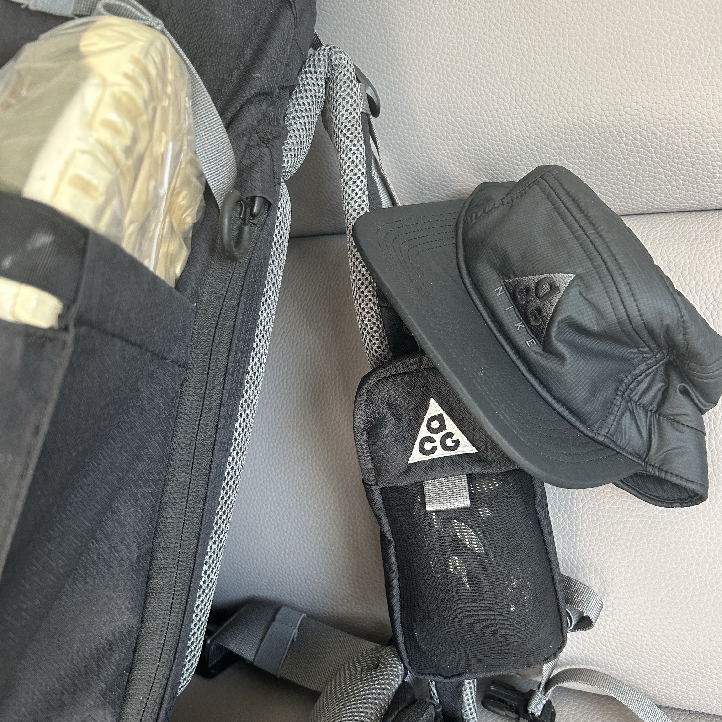 Nike ACG 36 Backpack Black, Nike ACG AW84 Padded Cap Black 착용 스타일 - 2