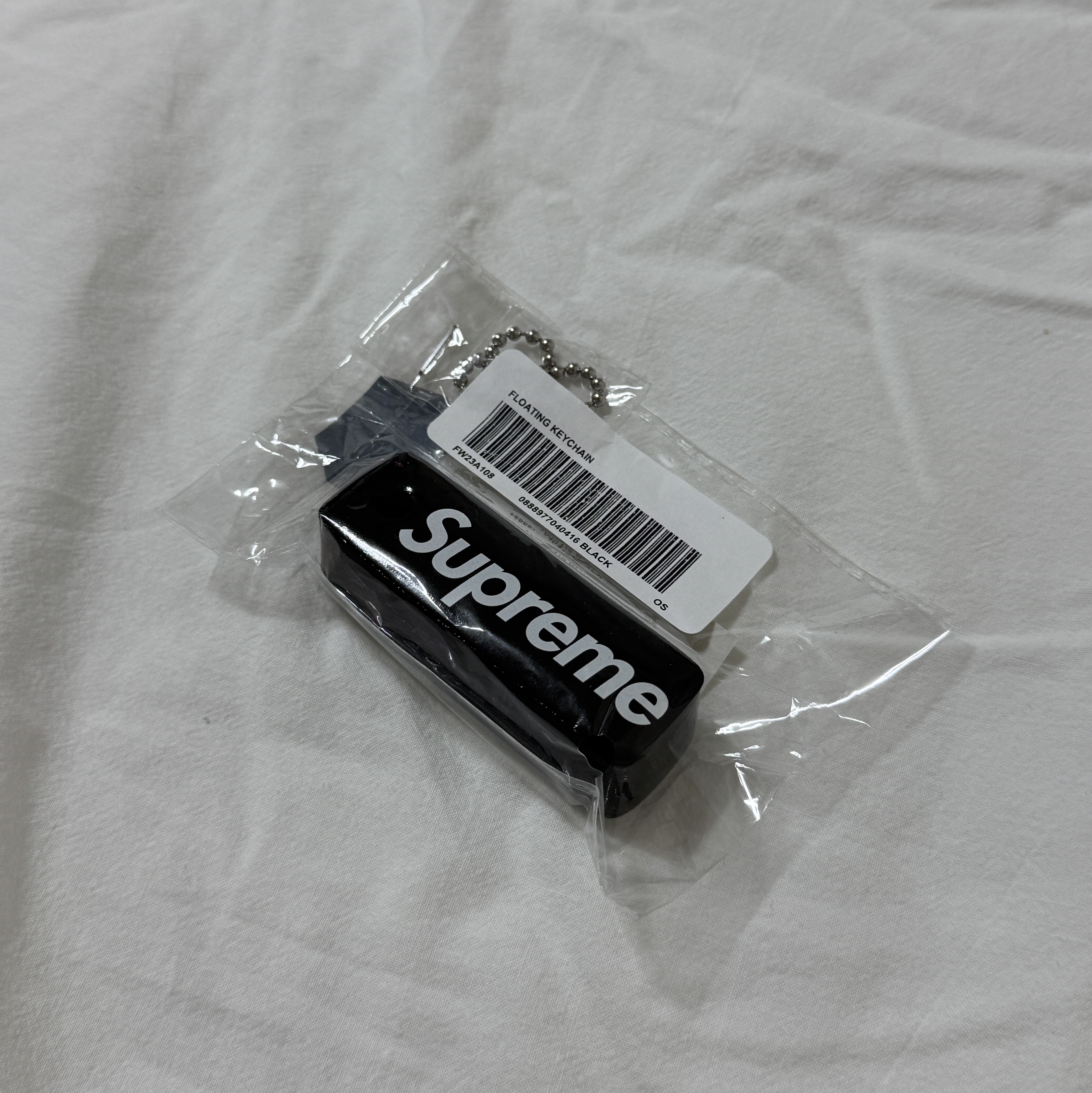 Supreme Floating Keychain Black - 23FW 착용 스타일 - 2