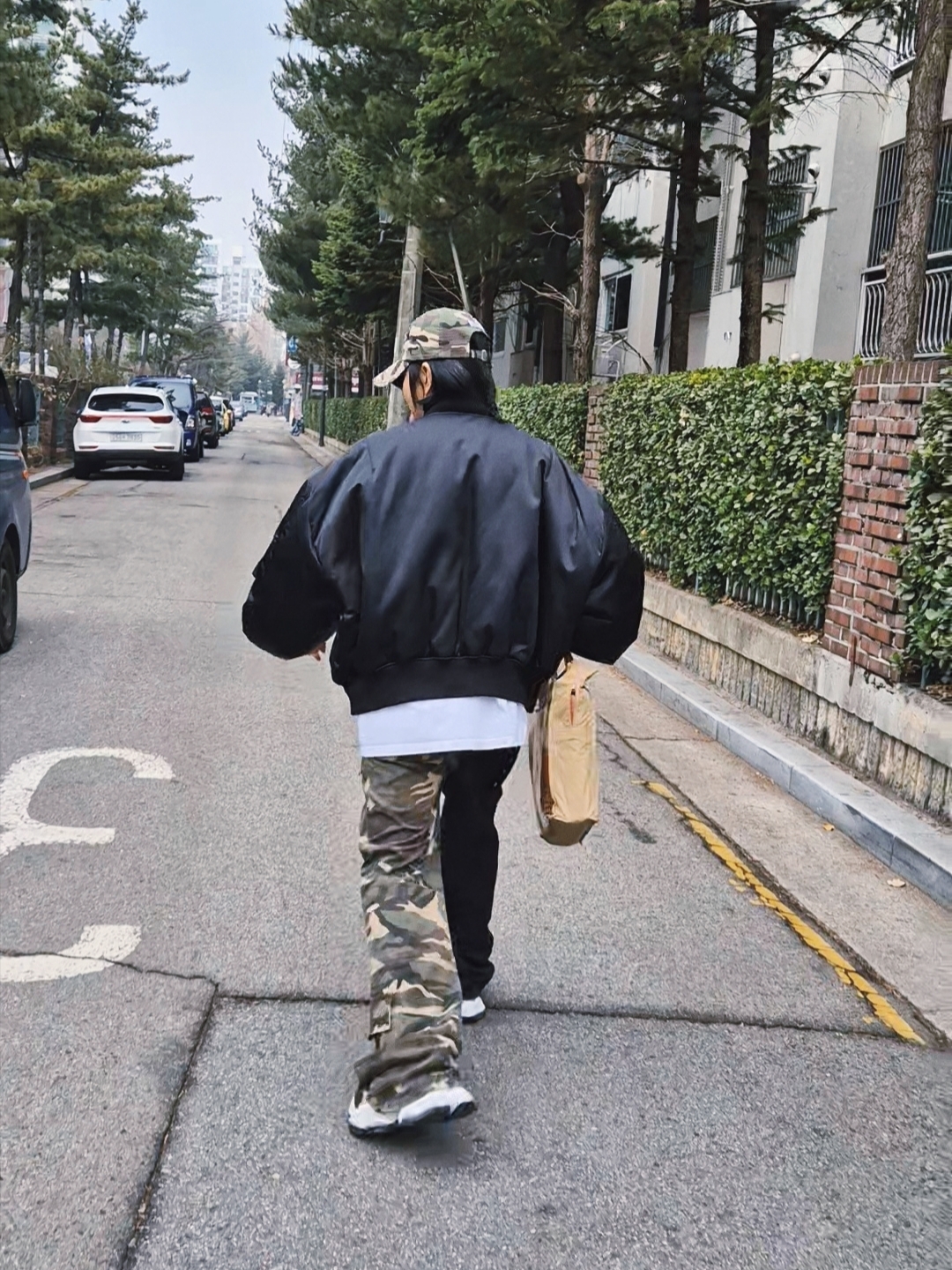 Balenciaga Cargo Sneakers White Grey 착용 스타일 - 1