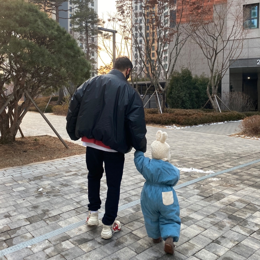 이지 갭 엔지니어드 바이 발렌시아가 라운드 자켓 2 블랙, 구찌 롸이톤 레더 스니커즈 입 모양 프린트 착용 스타일