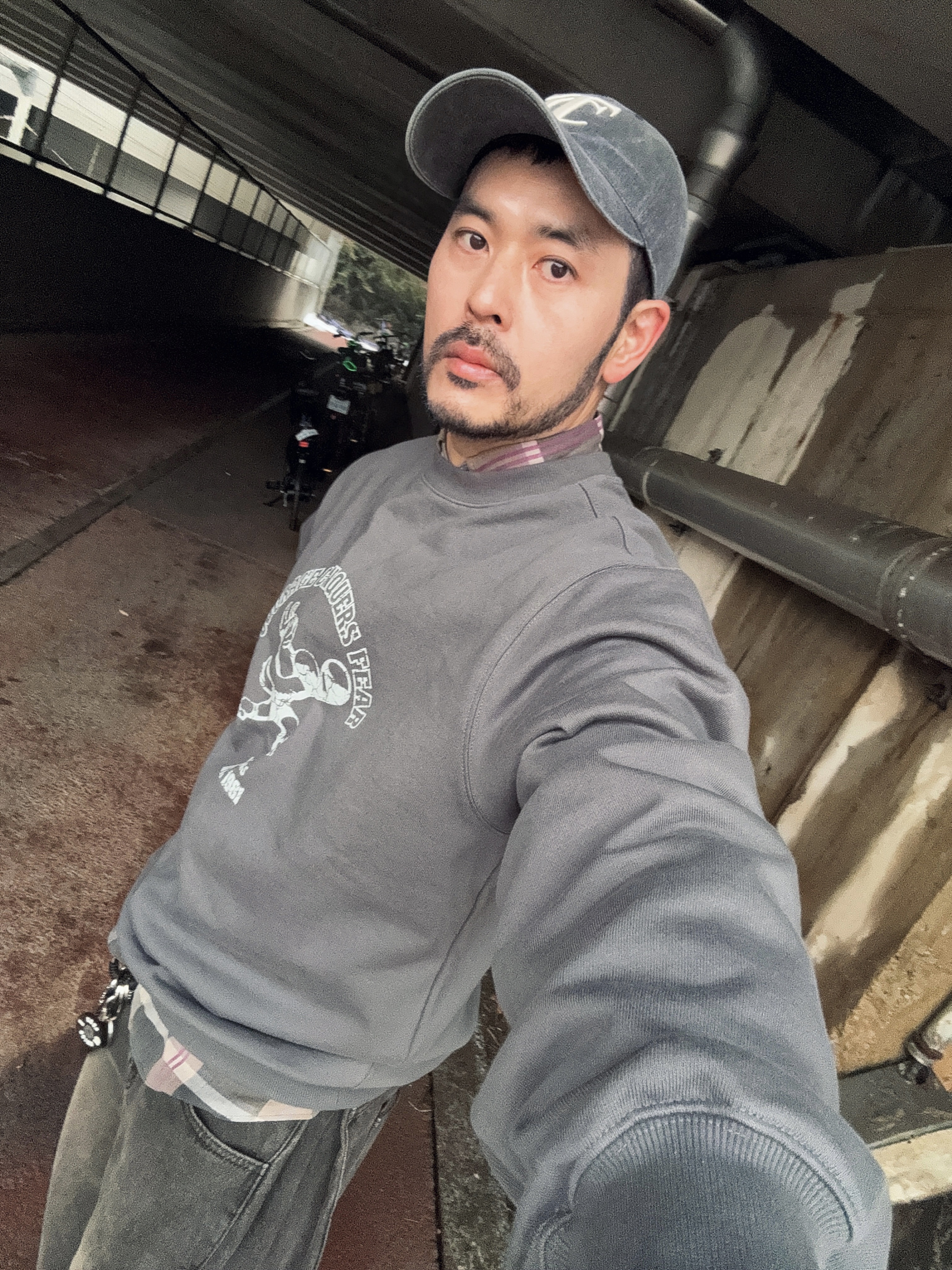 Wildthings Vintage Sweatshirts(WILD DOG) Graphite, Maison Mihara Yasuhiro Blakey VL OG Sole Canvas Low-top Sneakers Black 착용 스타일 - 4