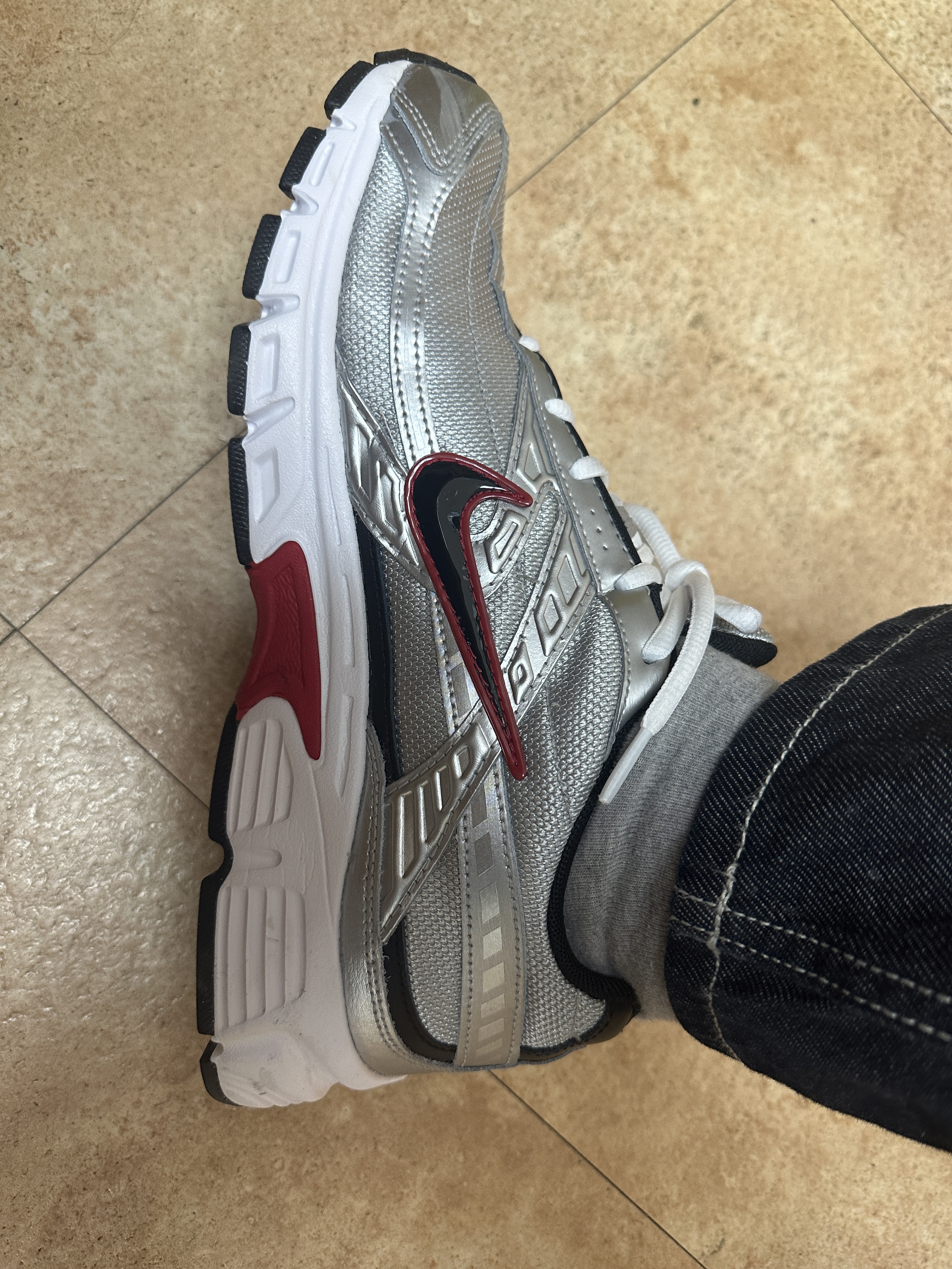 Nike Initiator Metallic Silver Black 착용 스타일 - 2