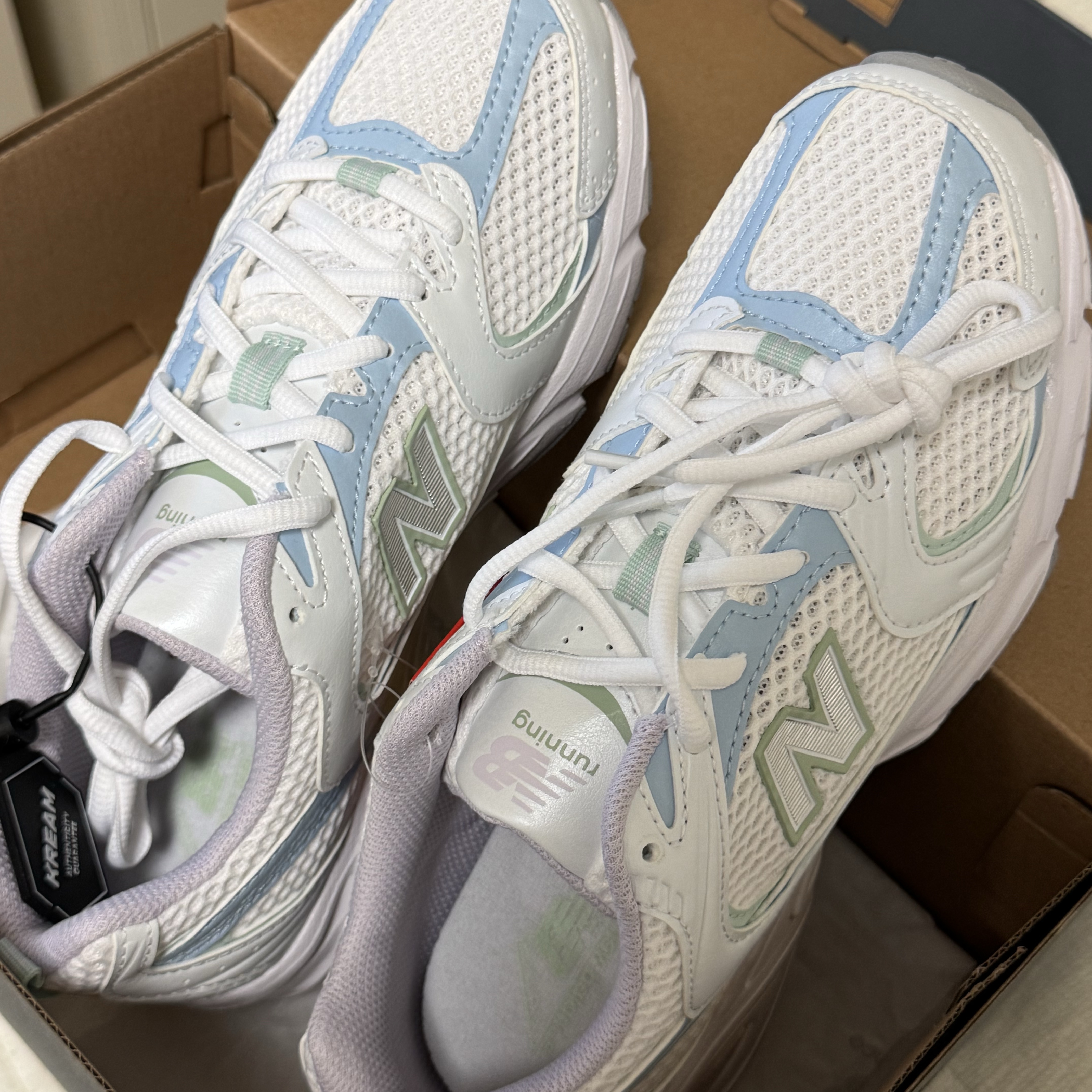 New Balance 530 White Light Chrome Blue 착용 스타일