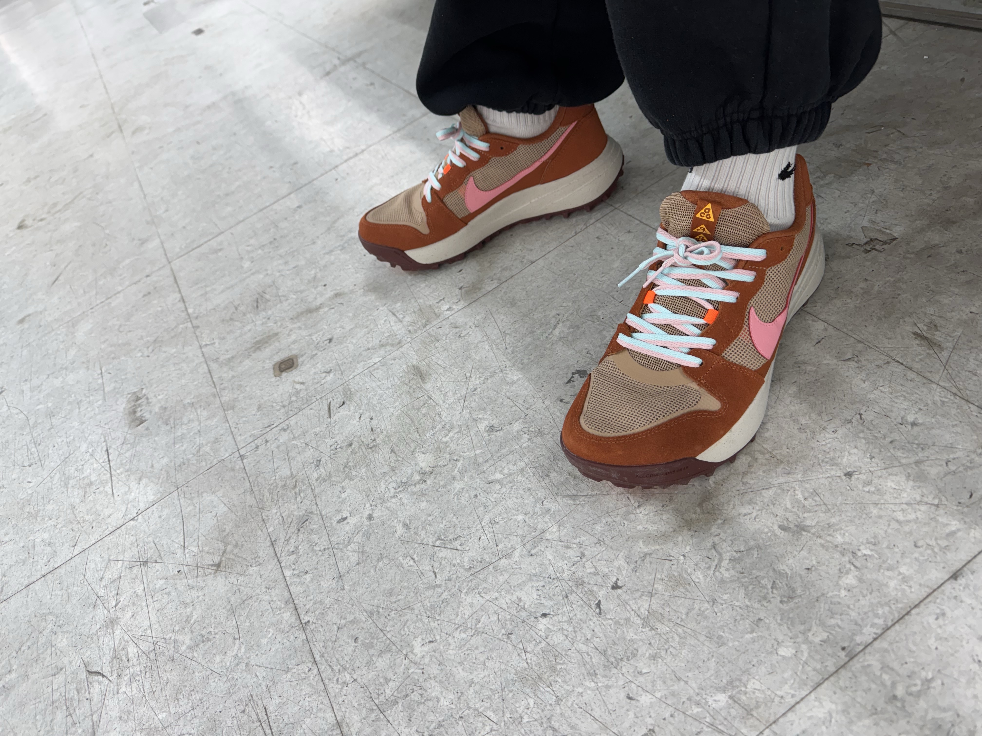 Nike ACG Lowcate Hemp Dark Russet 착용 스타일 - 2