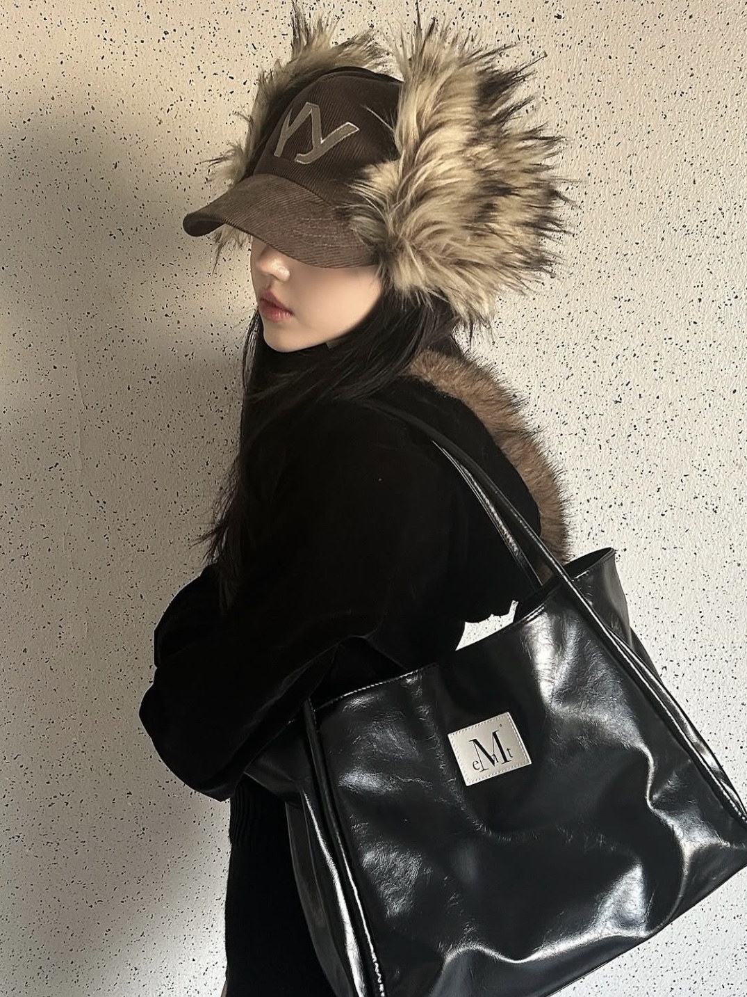 (W) Moon Boot Icon Low Nylon Boots Black, MUCENT Griek Leather Shoulder Bag Black 착용 스타일 - 2