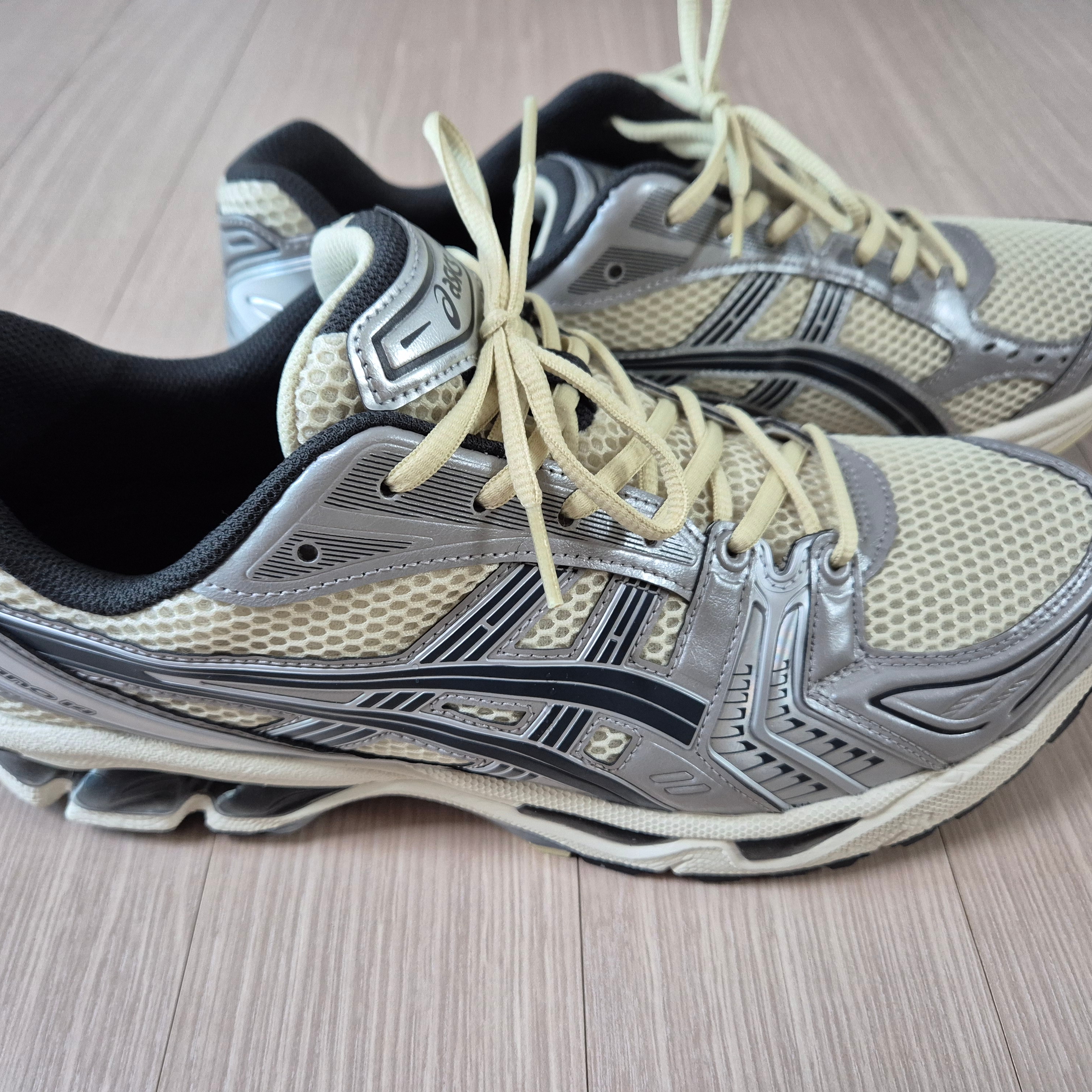 Asics Gel-Kayano 14 Oyster White Steeple Grey 착용 스타일 - 2