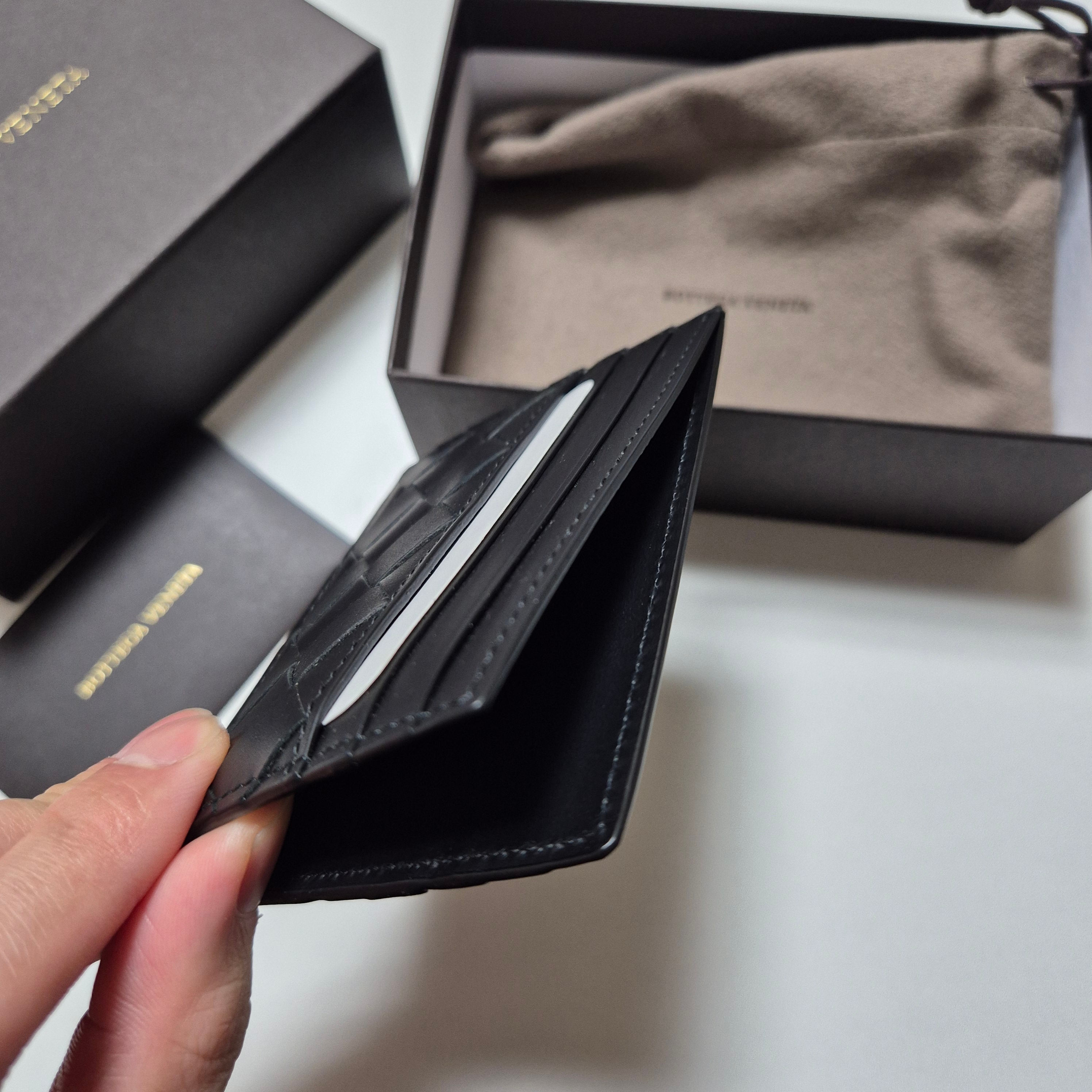 Bottega Veneta Card Case Black 착용 스타일 - 3