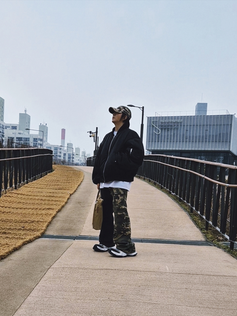 Balenciaga Cargo Sneakers White Grey 착용 스타일 - 2