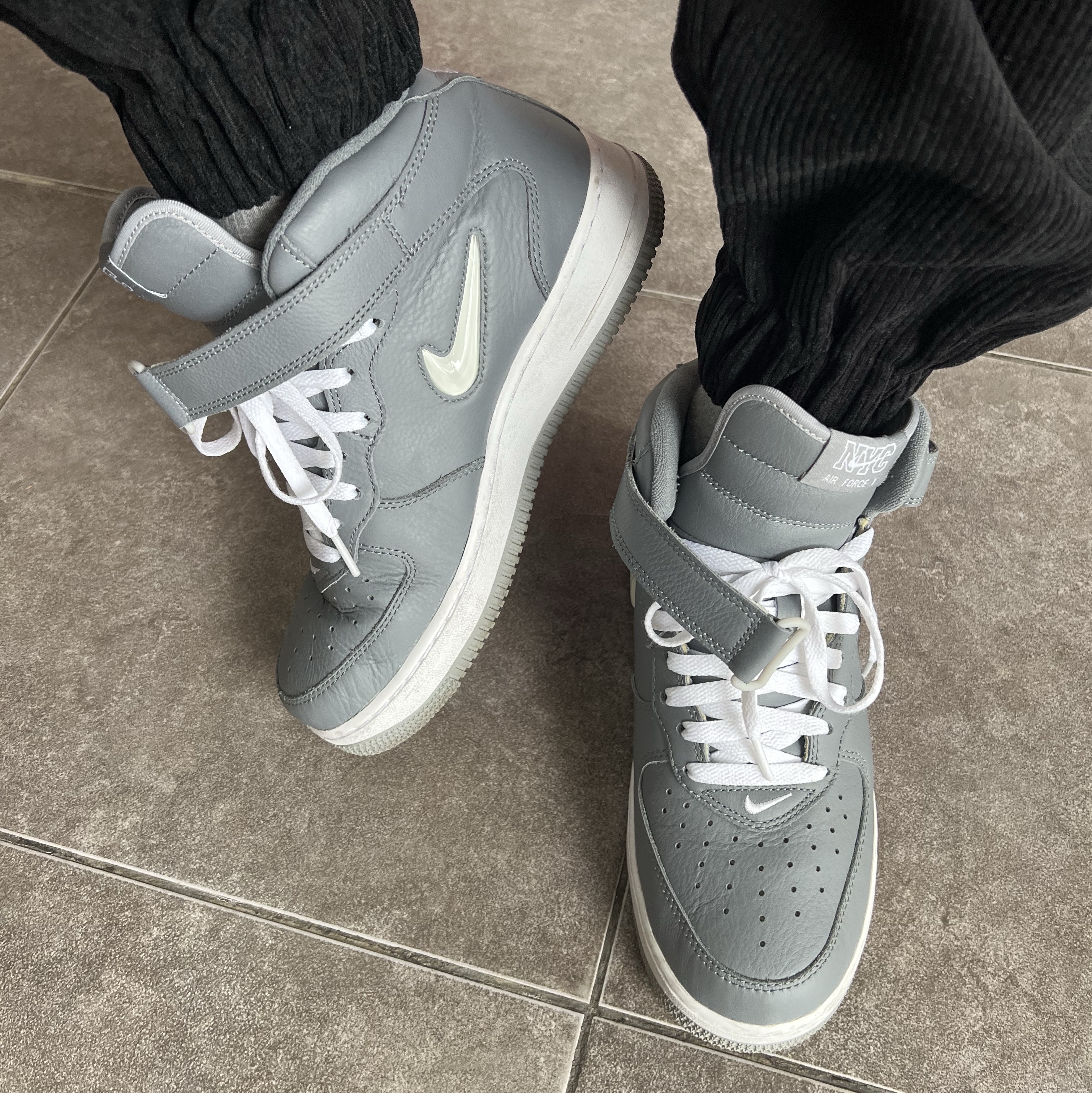Nike Air Force 1 Mid QS NYC Cool Grey 착용 스타일 - 1
