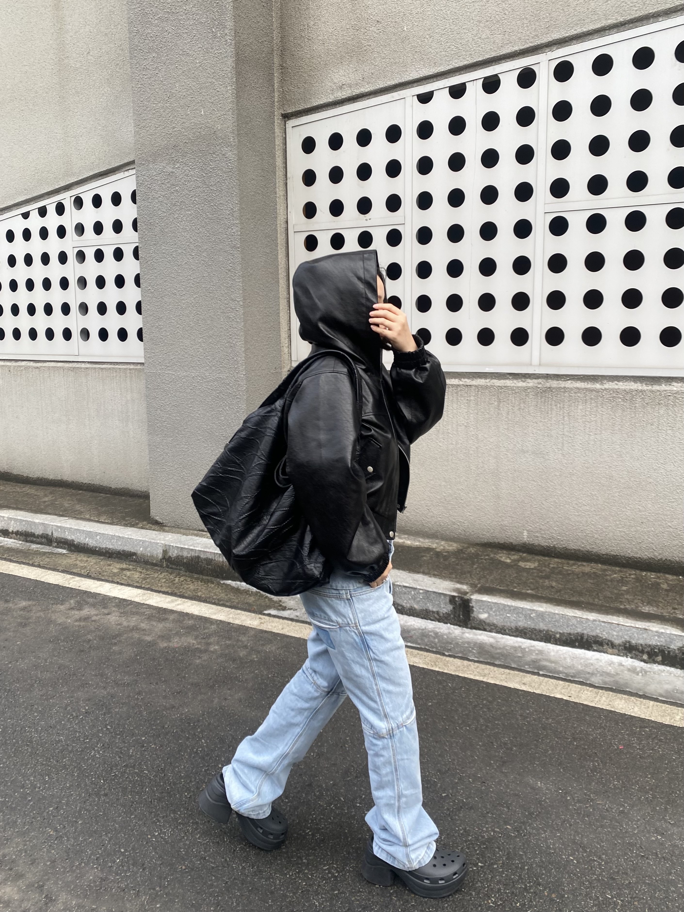 Crocs Siren Clog Black, NOMANUAL Stain Washed Hoodie Washed Black 착용 스타일 - 1