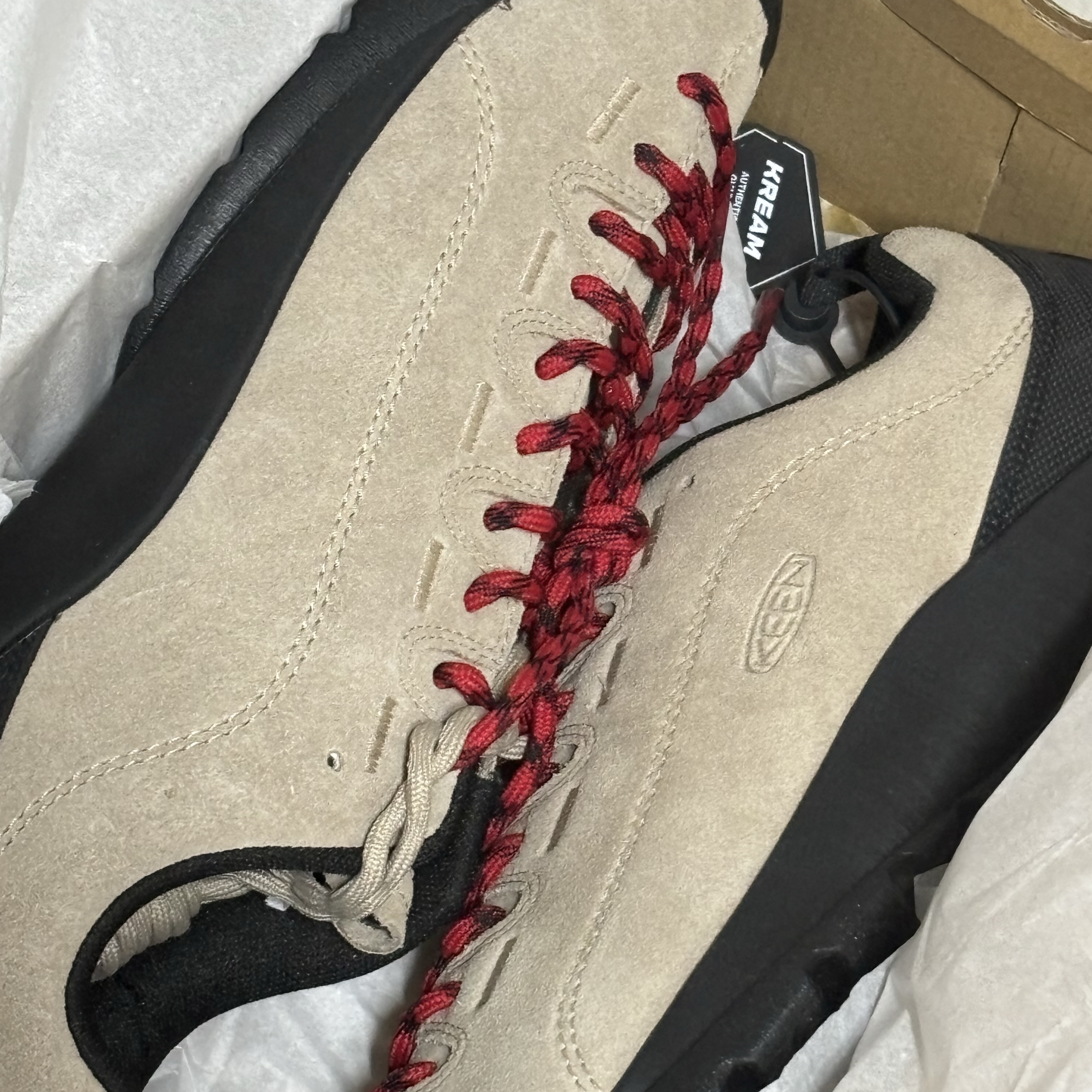 Keen Jasper Suede Sneakers Silver Mink 착용 스타일 - 1