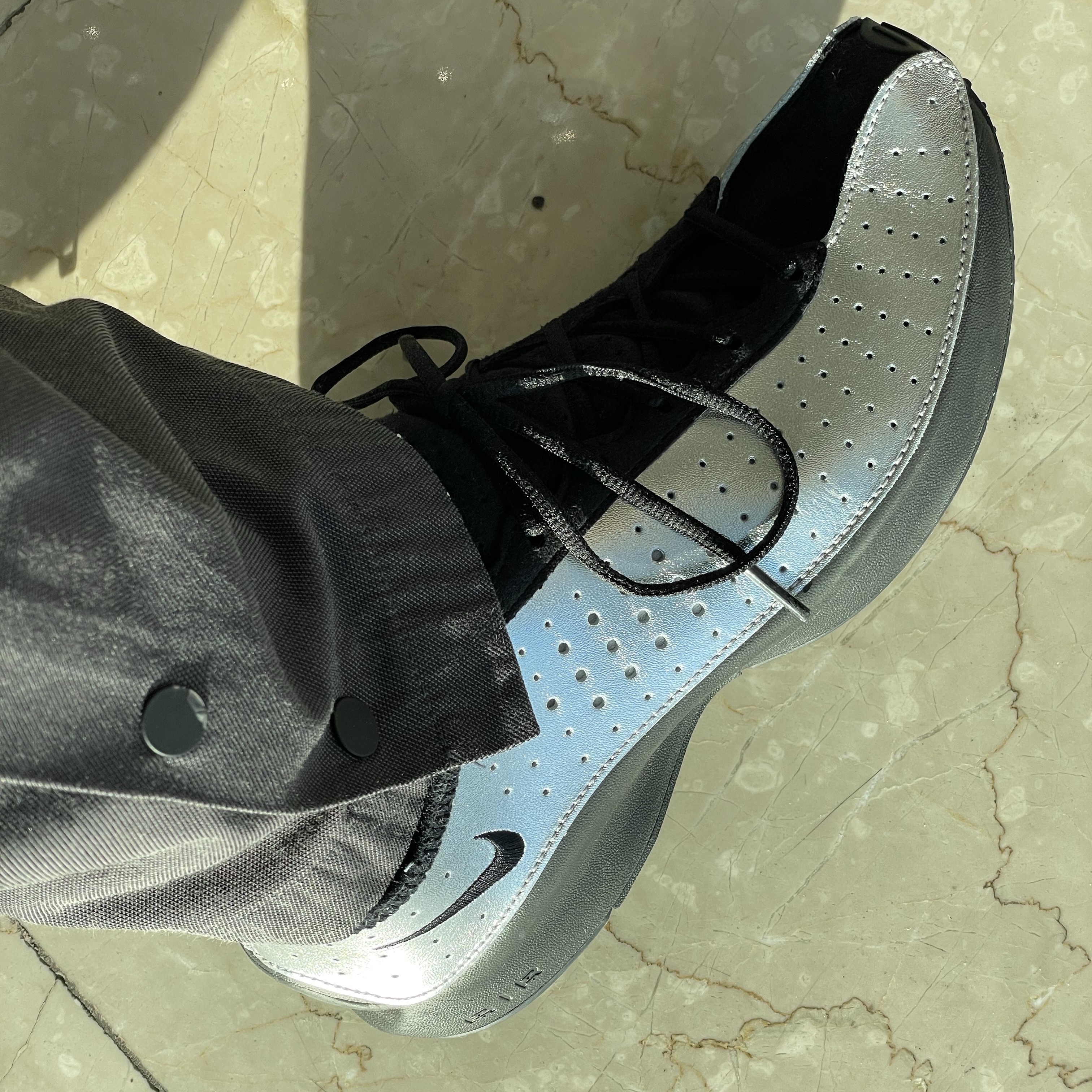 (W) Nike Air Superfly Metallic Silver and Black 착용 스타일 - 2
