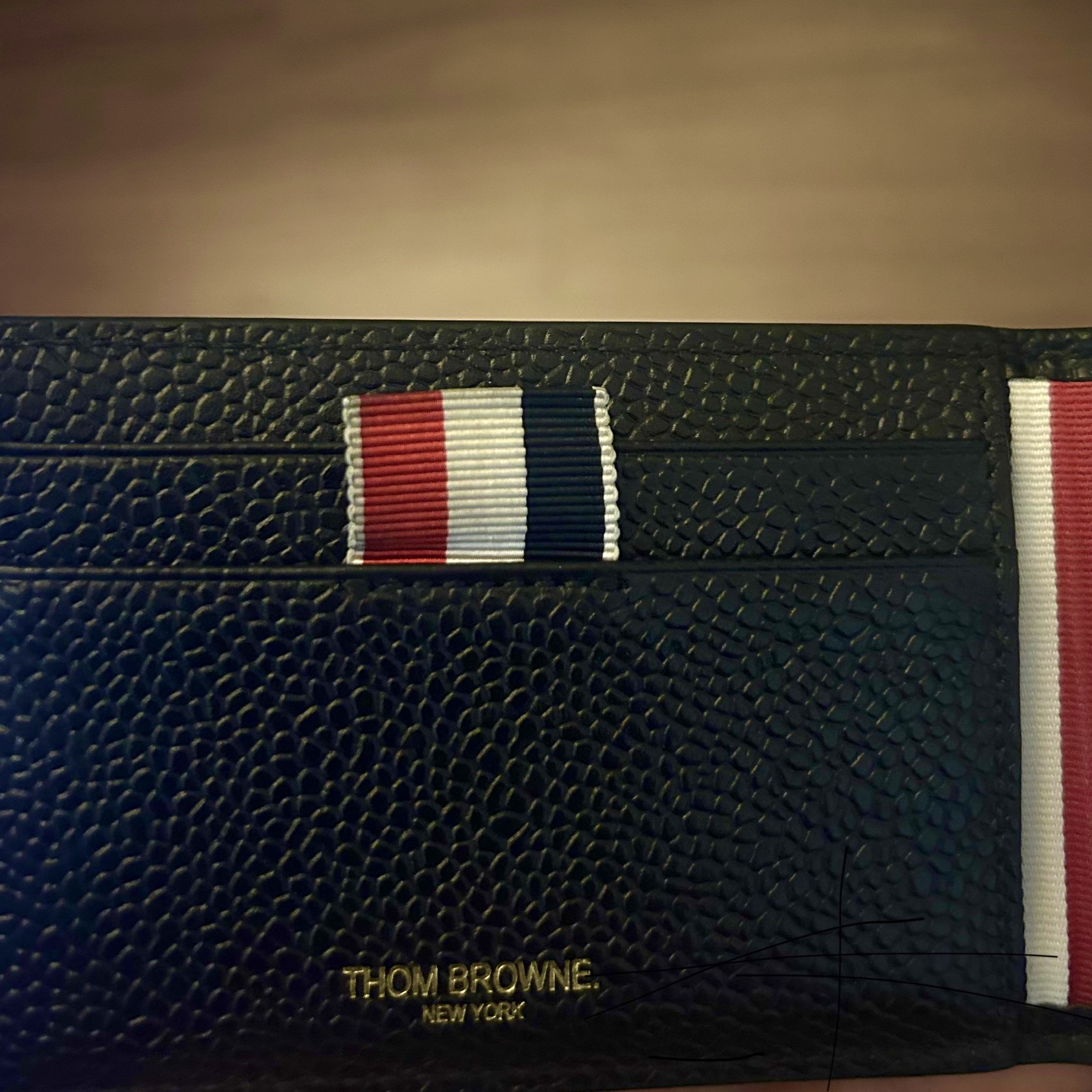 Thom Browne Pebble Grained Leather RWB Wallet Black 착용 스타일 - 1
