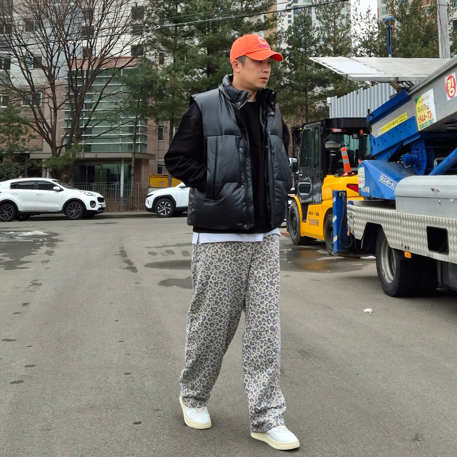 Autry Medalist Low Leather Sneakers White Black, NOMANUAL Penon Wind Shell Warm Gray 착용 스타일 - 1