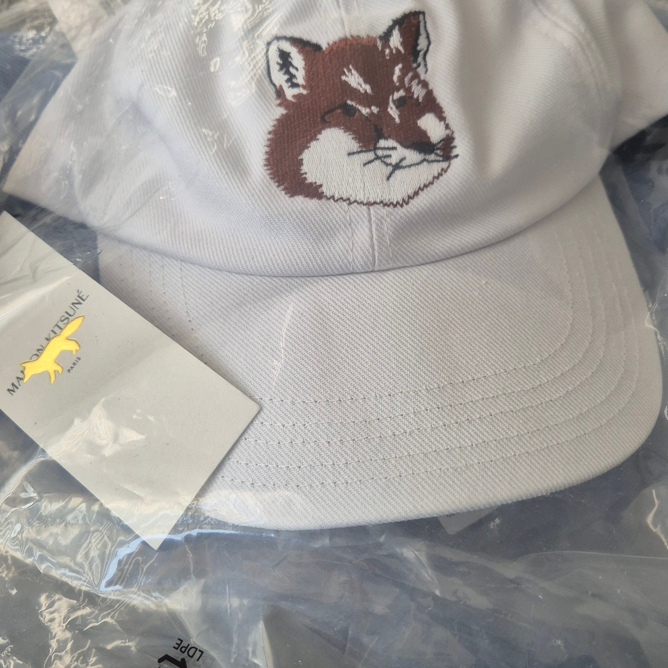 Maison Kitsune Large Fox Head Embroidered 6P Cap White - 21FW 착용 스타일