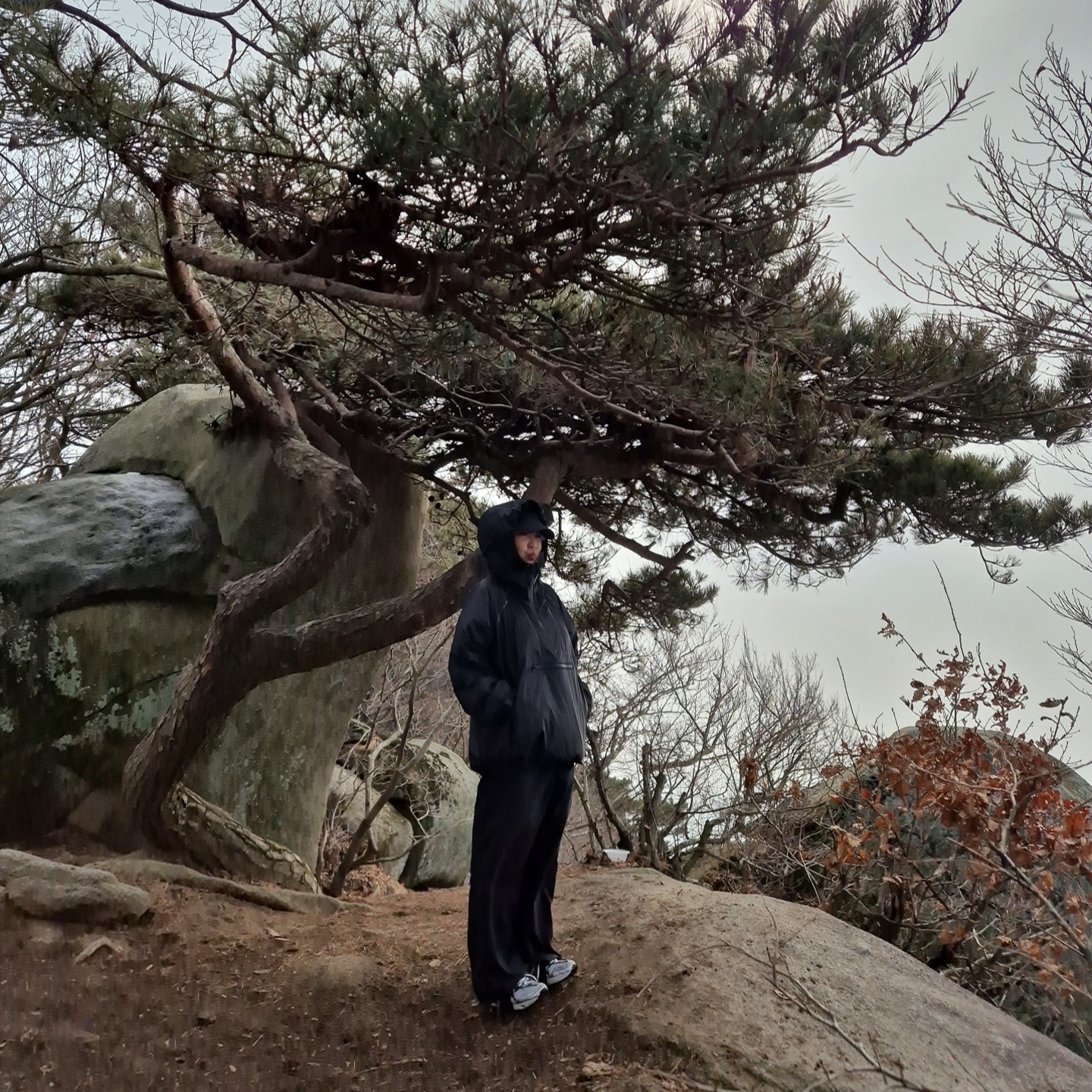 (W) Zara x And Wander Windproof Jacket Dark Navy, Asics x Andersson Bell Gel-1090 Glacier Grey Silver 착용 스타일