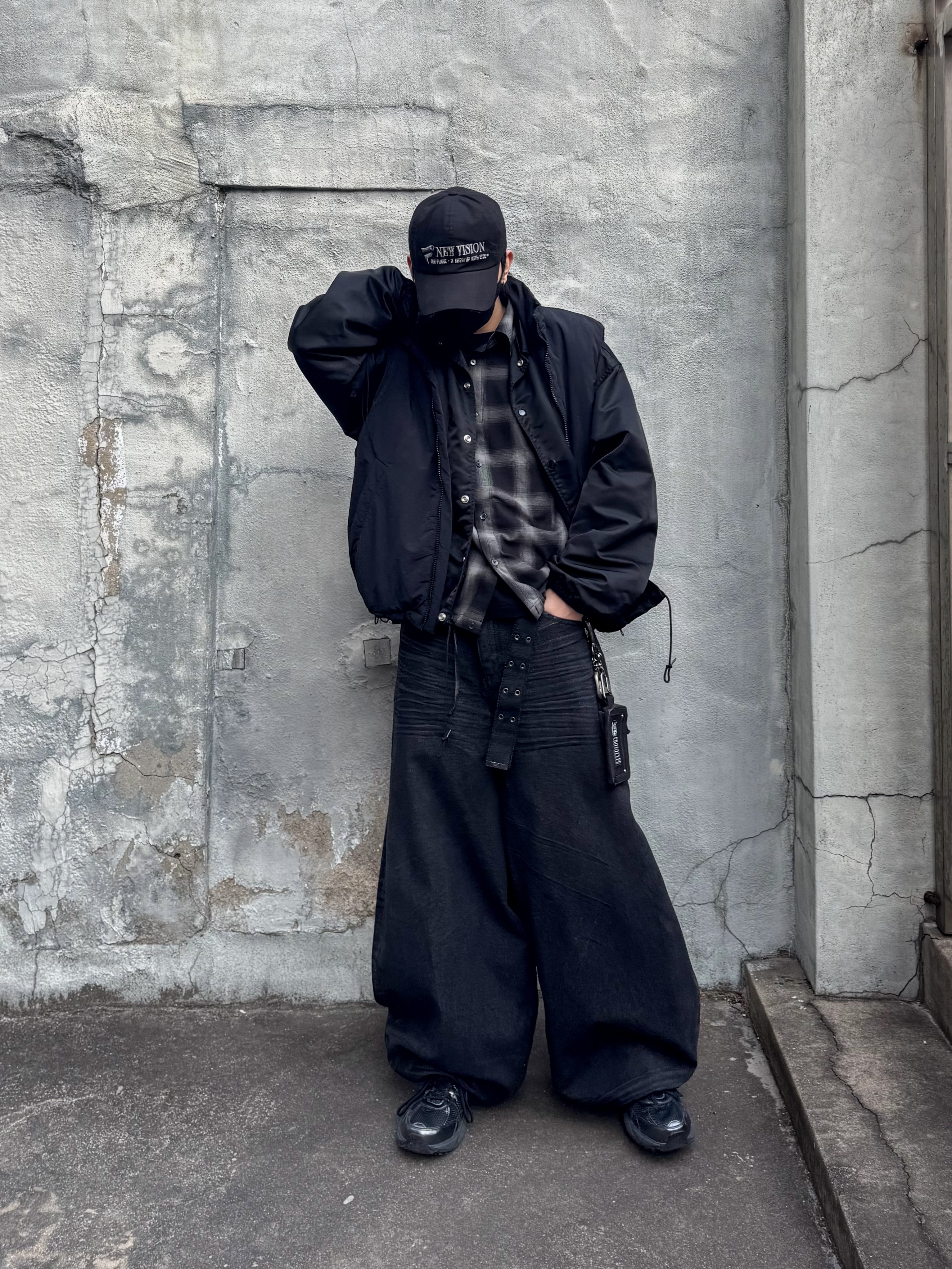ETCE Prototype Pouch Keyring Black, ETCE New Vision Destroyed Washed Cap Black 착용 스타일 - 2