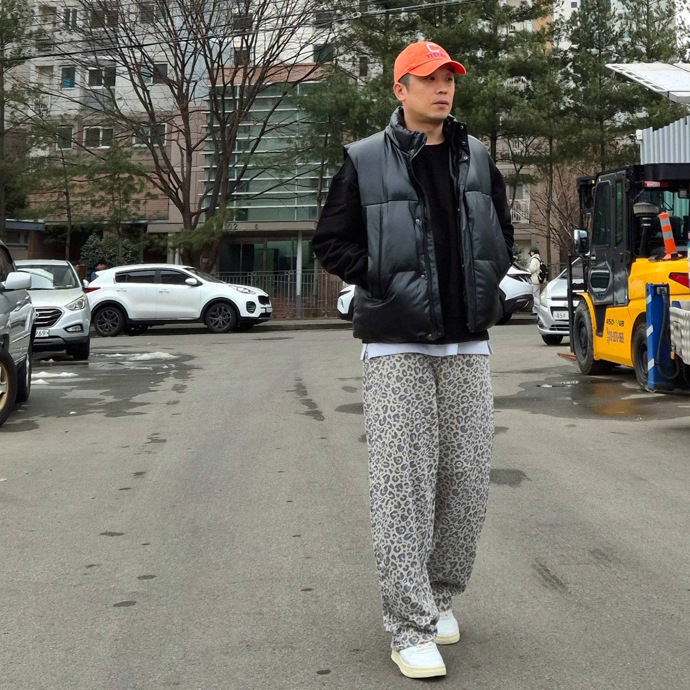 Autry Medalist Low Leather Sneakers White Black, NOMANUAL Penon Wind Shell Warm Gray 착용 스타일 - 4