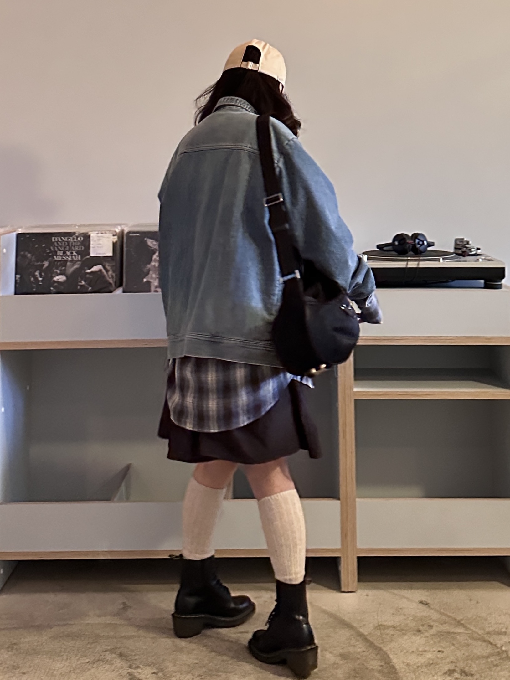 (W) 닥터마틴 클레먼시 레이스업 부츠 스무스 블랙, 프라다 리나일론 앤 사피아노 레더 숄더백 블랙 착용 스타일 - 2
