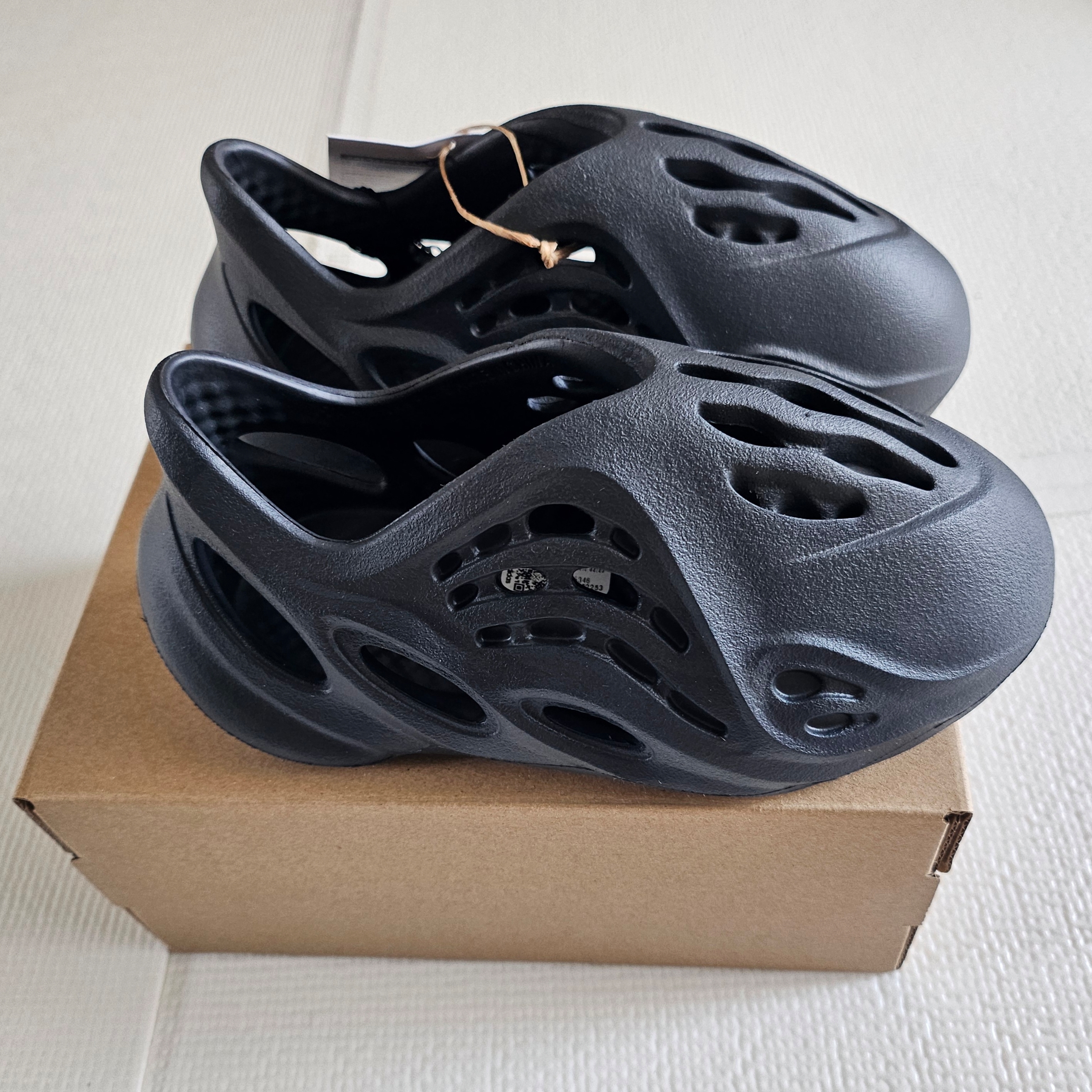 (Infant) Adidas Yeezy Foam RNNR Onyx 착용 스타일