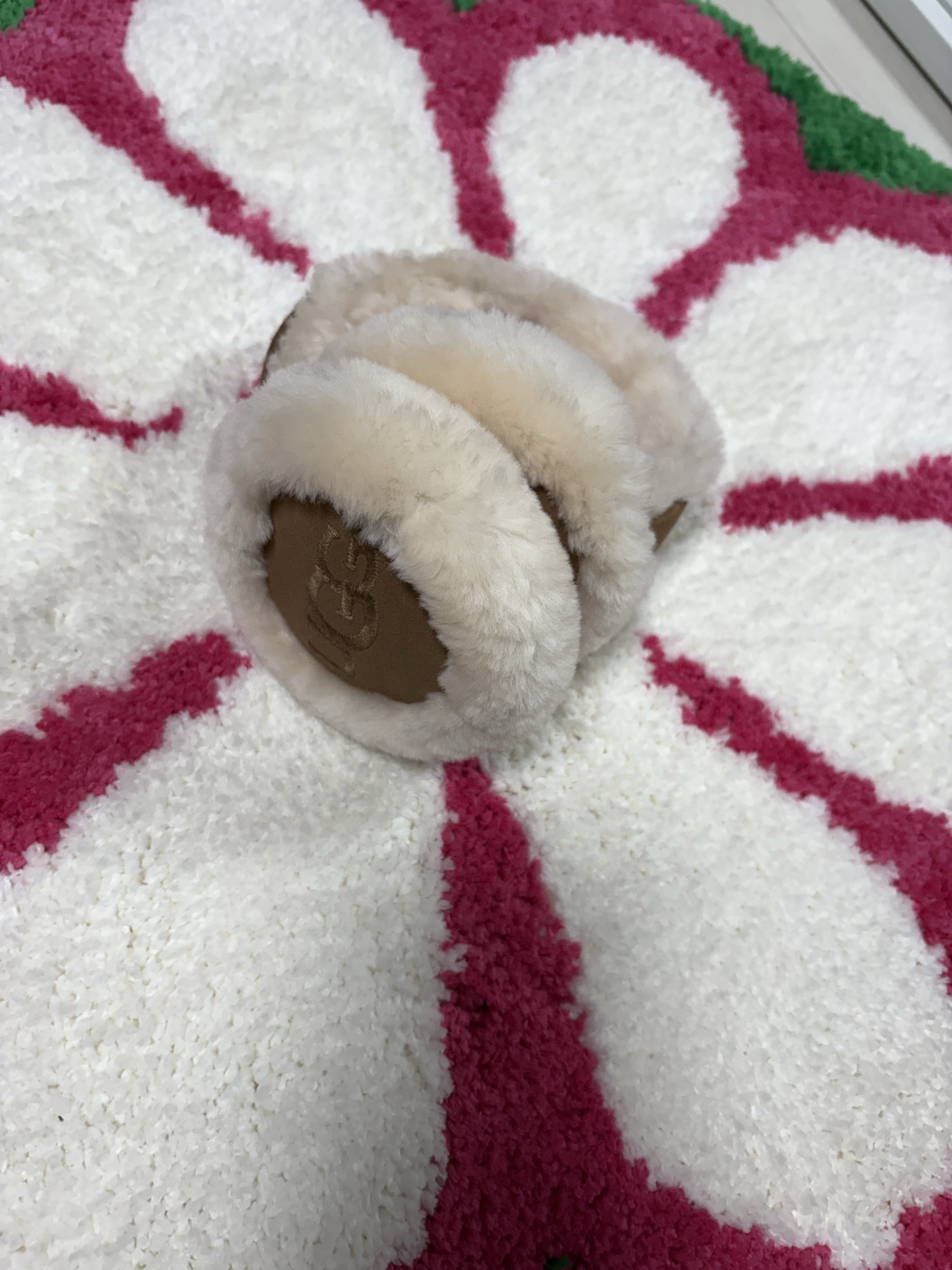 (W) UGG Embroidered Logo Earmuff Chestnut 착용 스타일