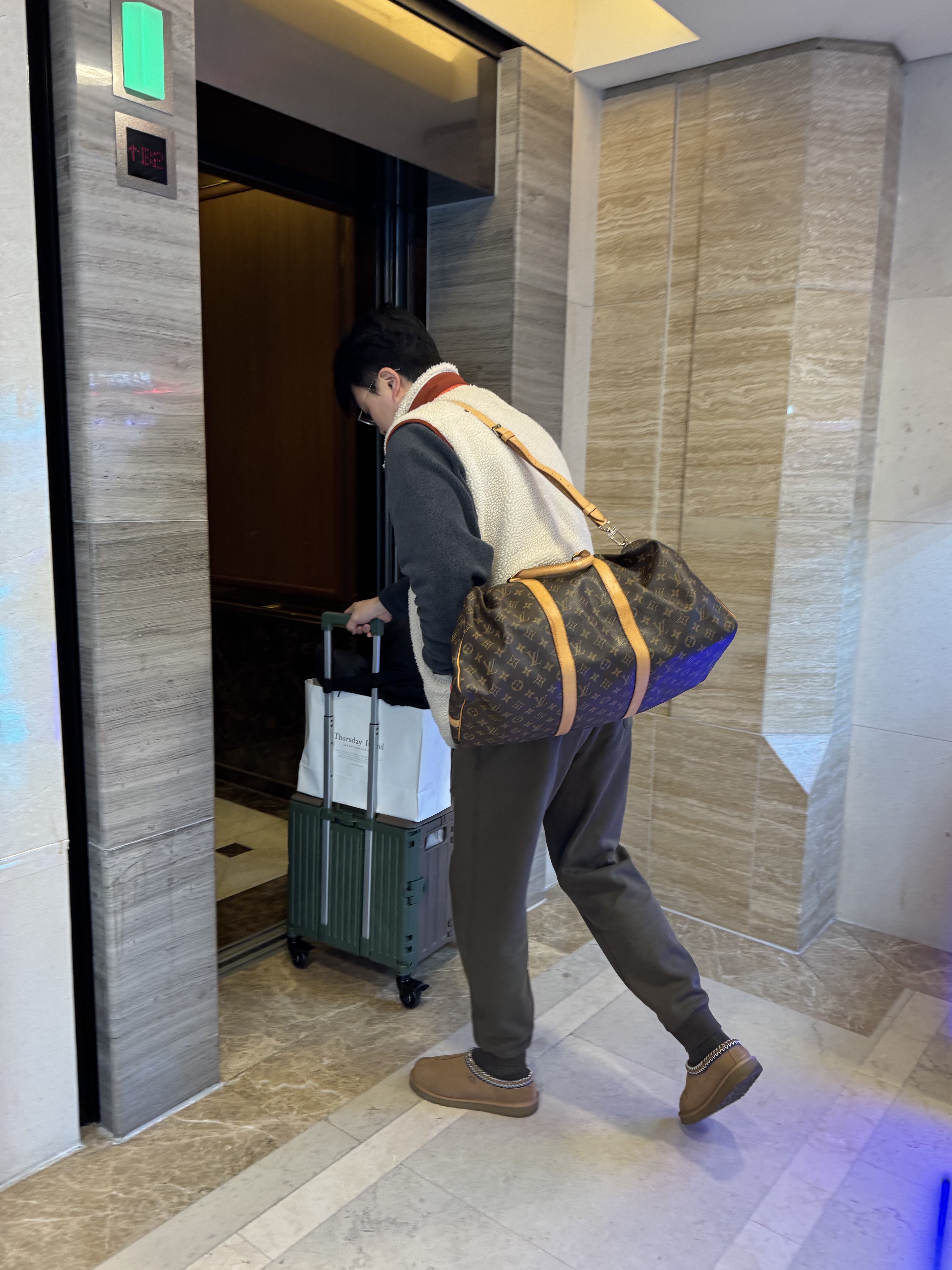 Louis Vuitton Keepall Bandouliere 60 Monogram Canvas, UGG Tasman Slipper Chestnut 착용 스타일