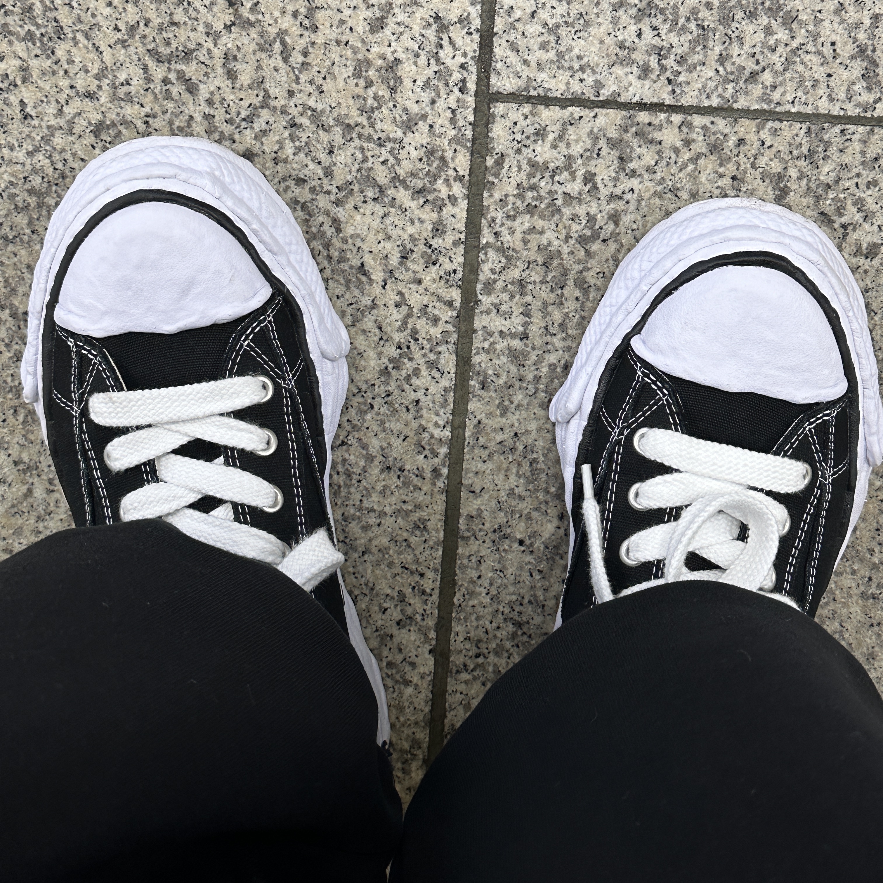 Maison Mihara Yasuhiro Peterson23 OG Sole Canvas Low-top Sneakers Black 착용 스타일 - 1