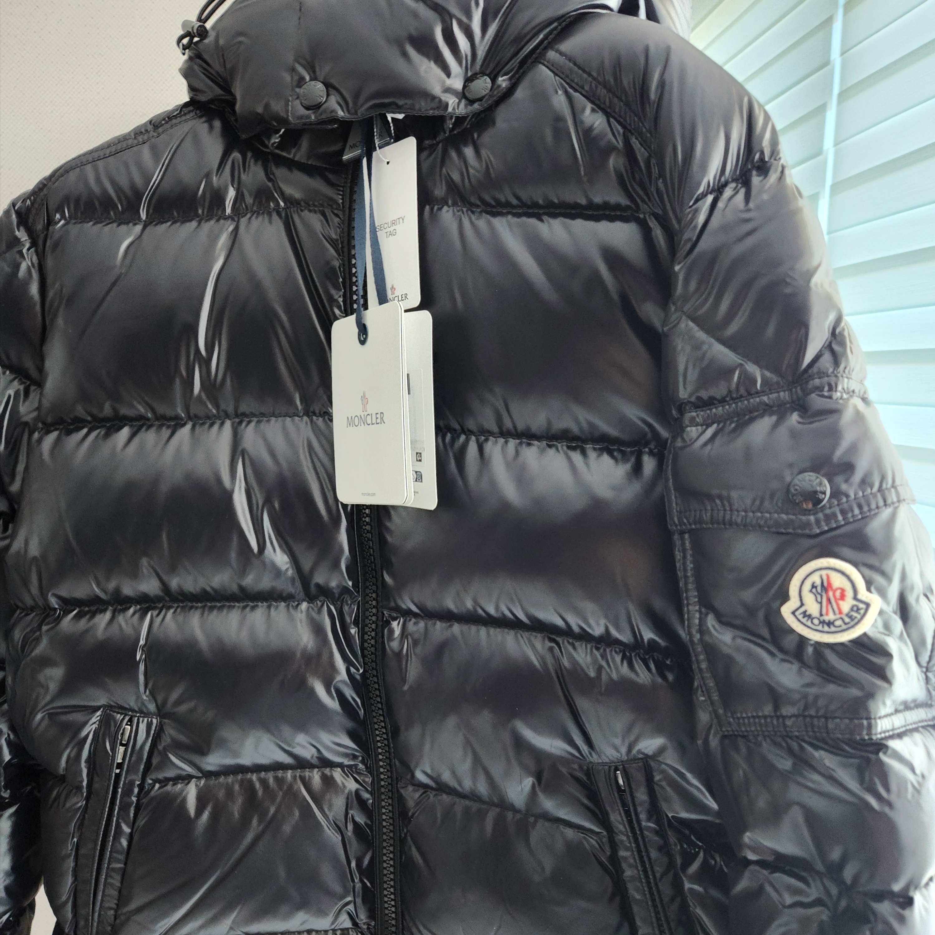몽클레르 마야 쇼트 다운 자켓 블랙 - 24FW 착용 스타일