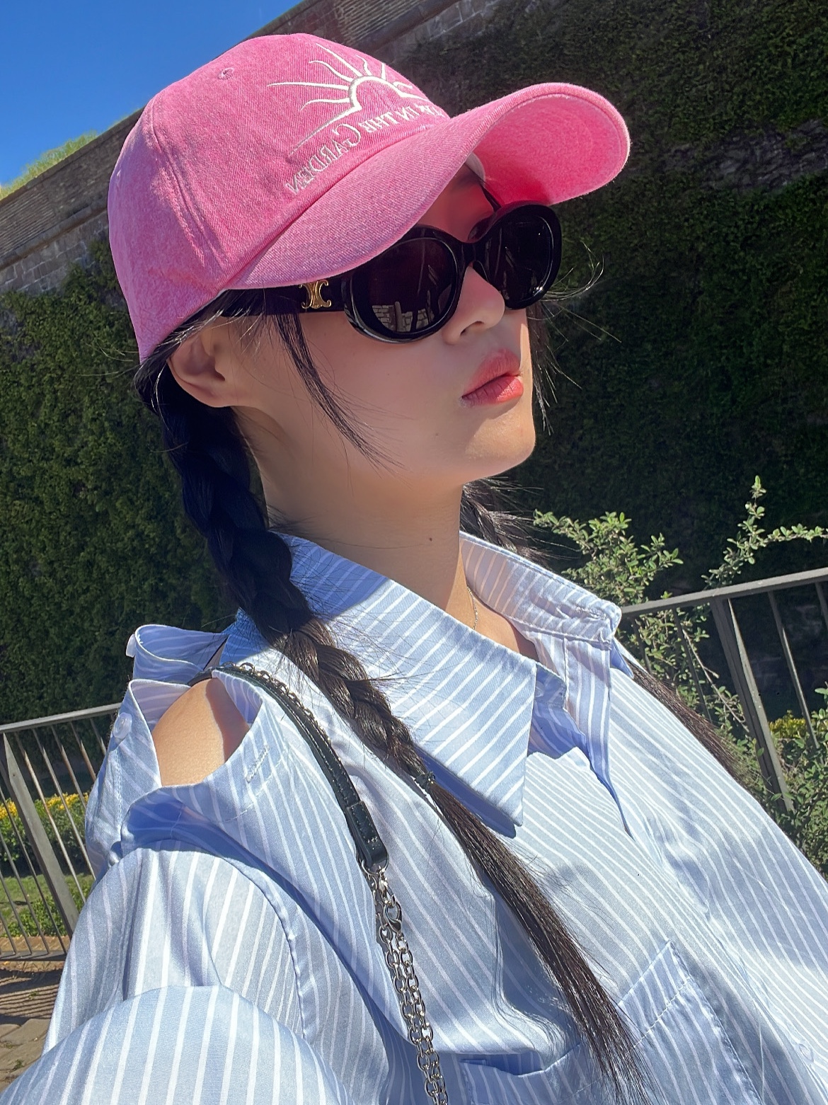 (W) Celine Triomphe 01 Sunglasses in Acetate Black 착용 스타일 - 1
