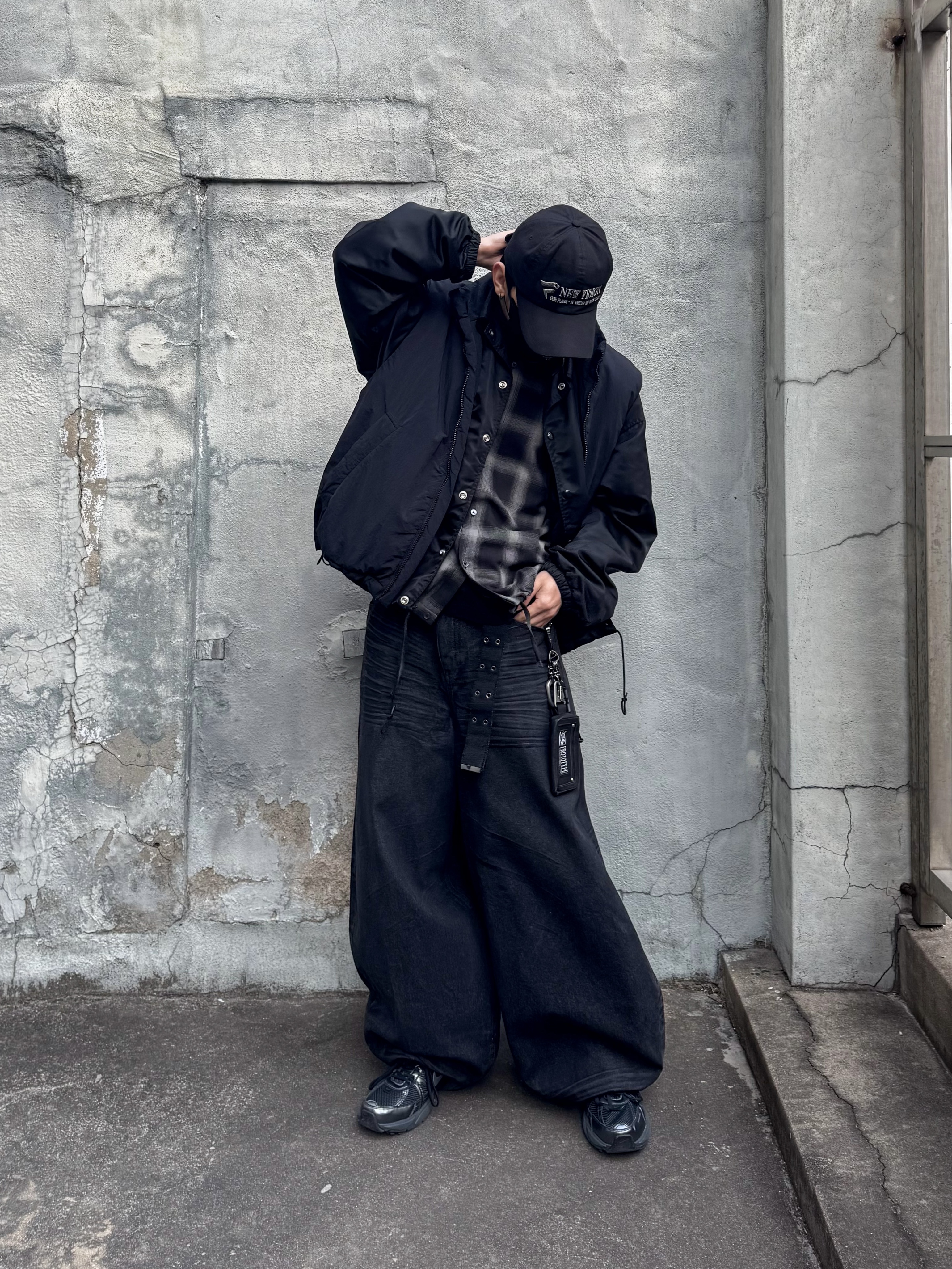 ETCE Prototype Pouch Keyring Black, ETCE New Vision Destroyed Washed Cap Black 착용 스타일 - 3