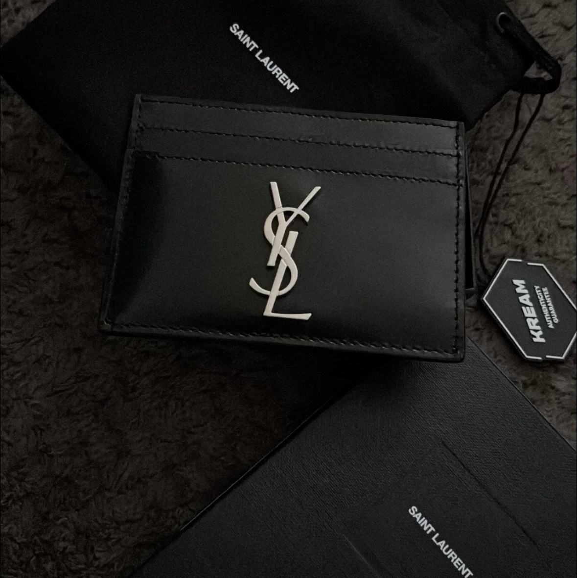 Saint Laurent Monogram Card Case in Smooth Leather Black 착용 스타일