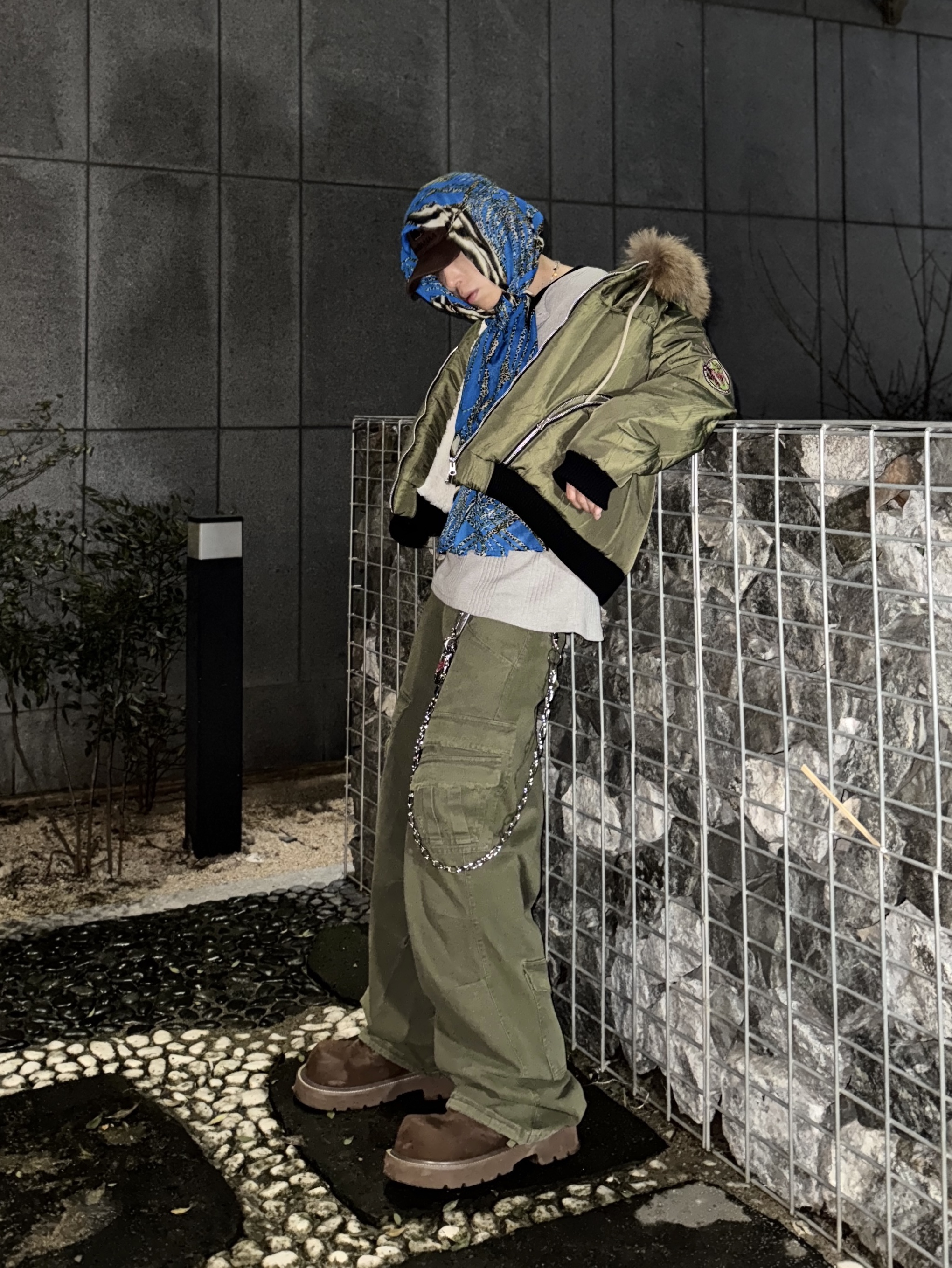 Nonnod Double Pocket Cargo Pants Vintage Khaki 착용 스타일 - 1