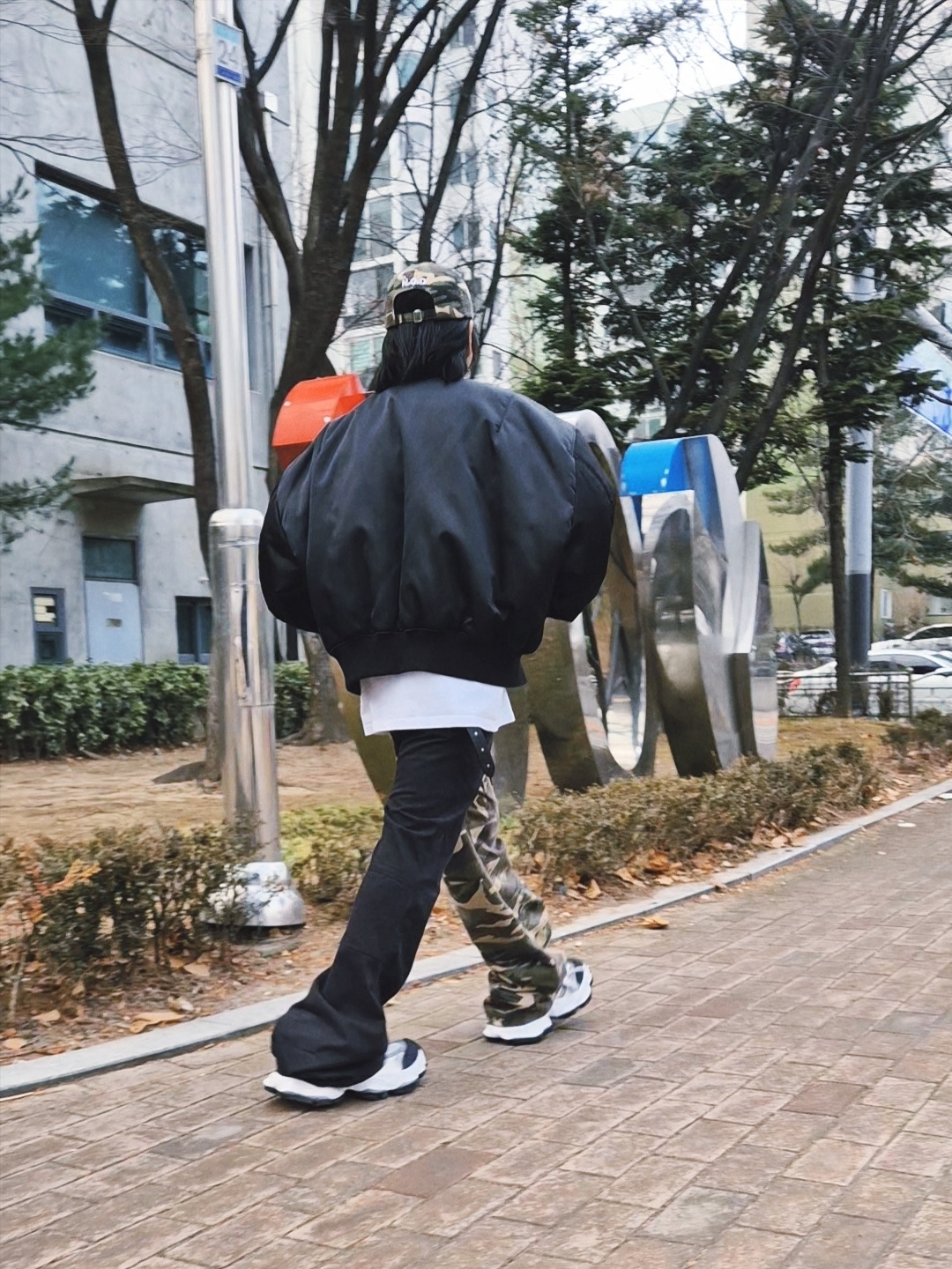 Balenciaga Cargo Sneakers White Grey 착용 스타일 - 4