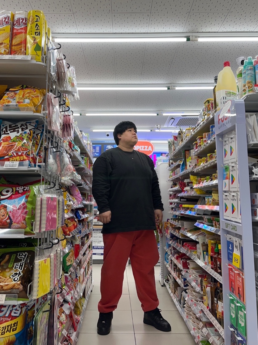 나이키 에어포스 1 '07 로우 트리플 블랙, 이지 갭 엔지니어드 바이 발렌시아가 로고 롱슬리브 티셔츠 블랙 착용 스타일
