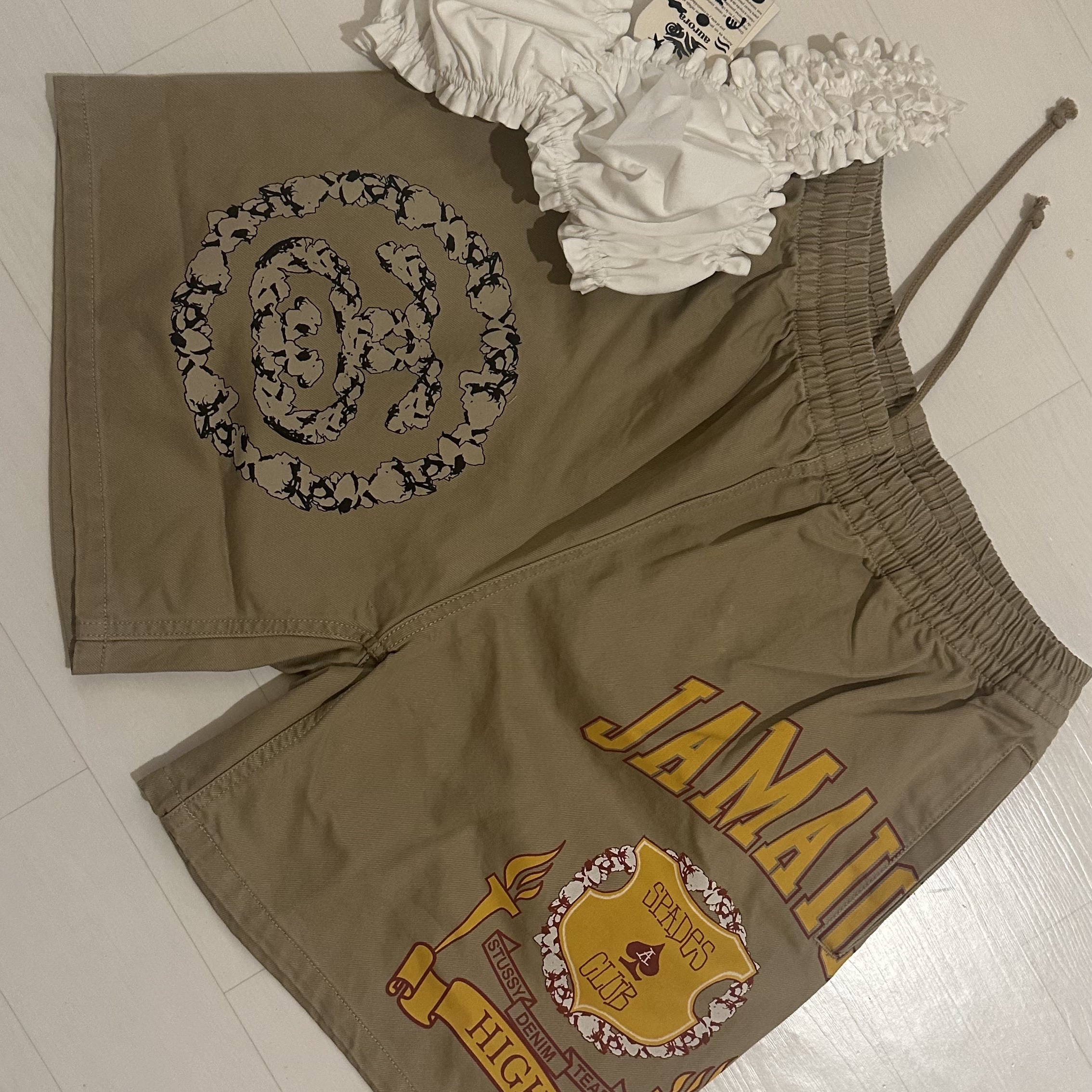 Stussy x Denim Tears Gym Shorts Khaki 착용 스타일